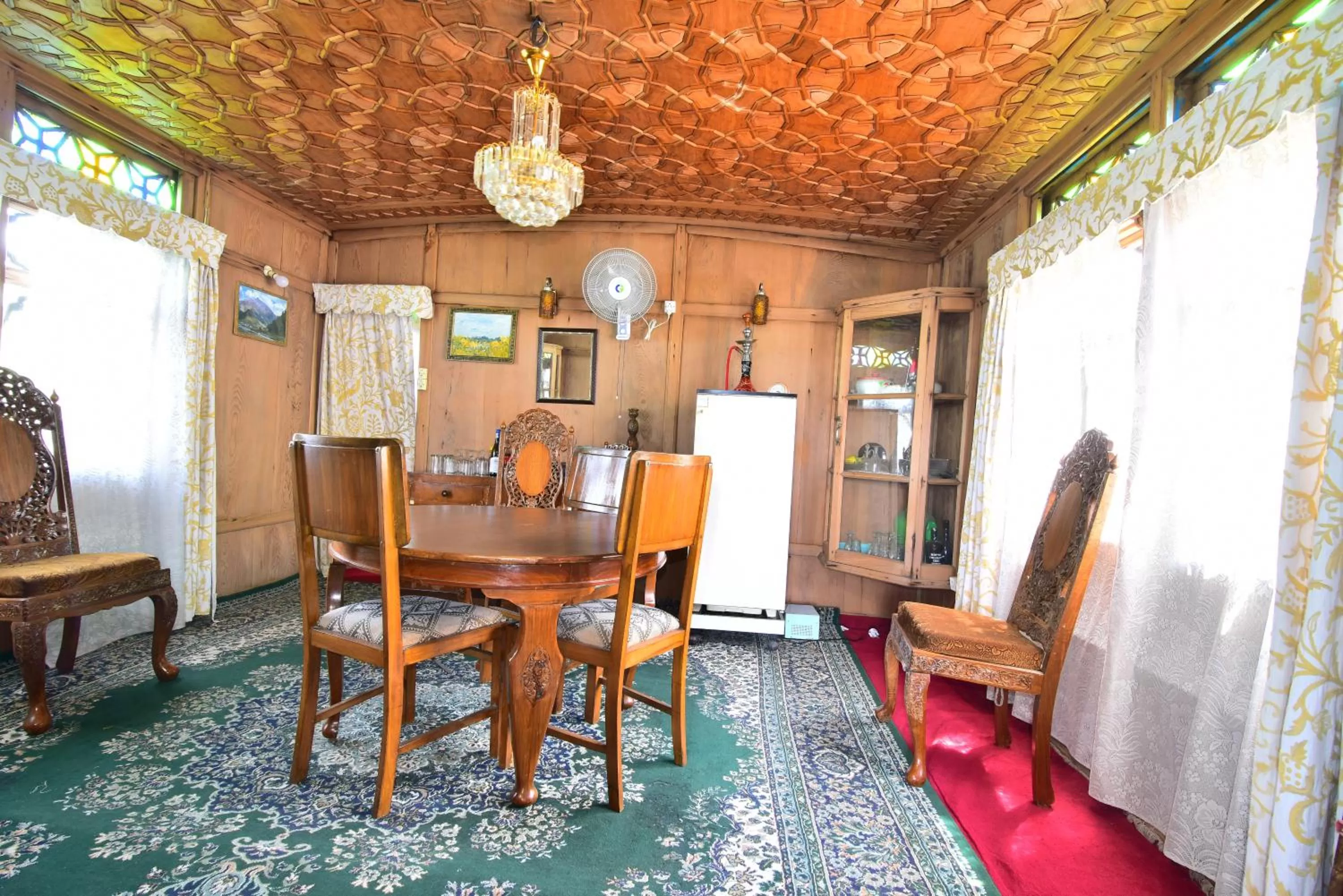 Dining area in Houseboat Zaindari Palace