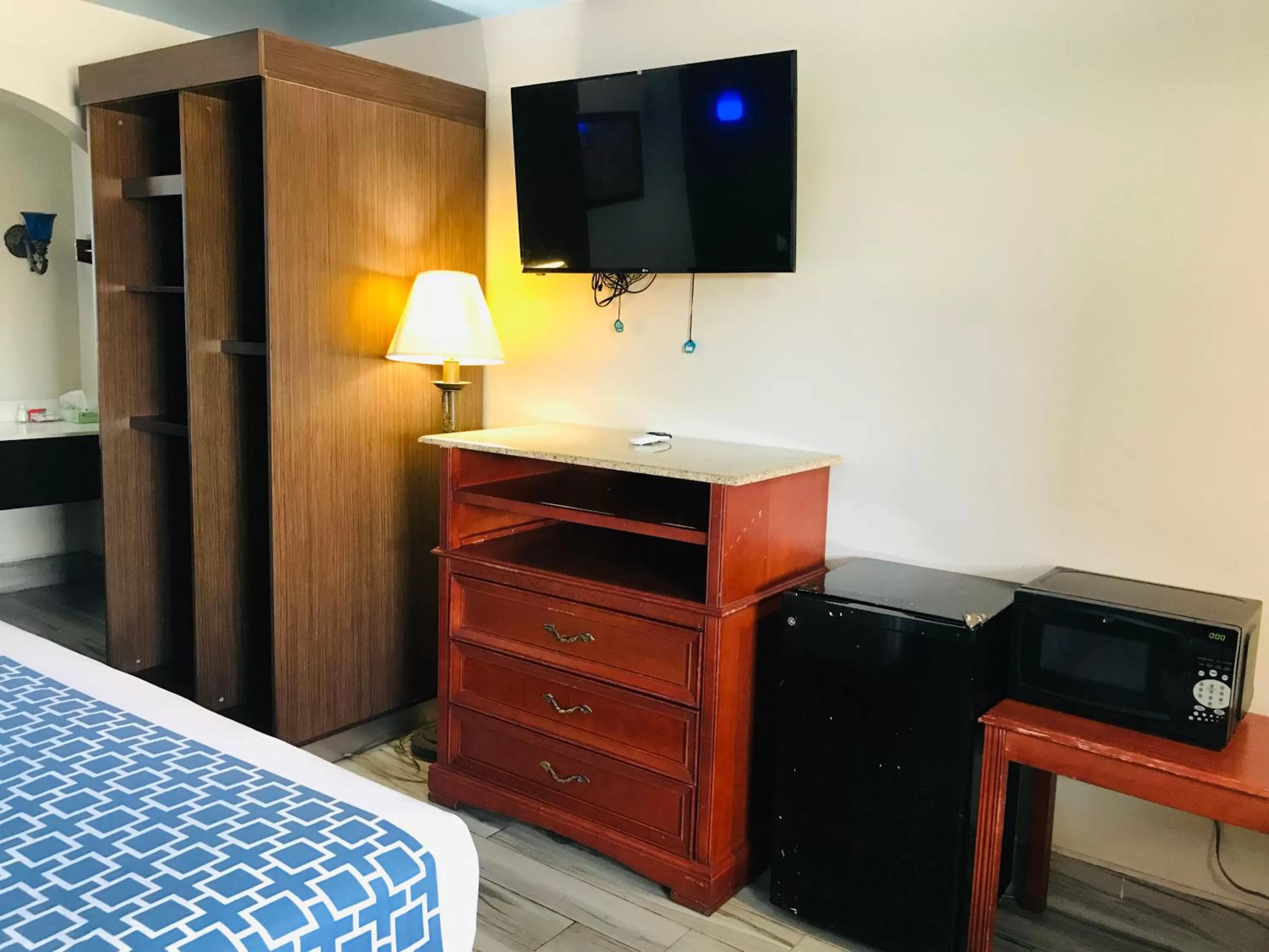 TV and multimedia, Bed in Summit Inn - Houston Medical Center - NRG Park