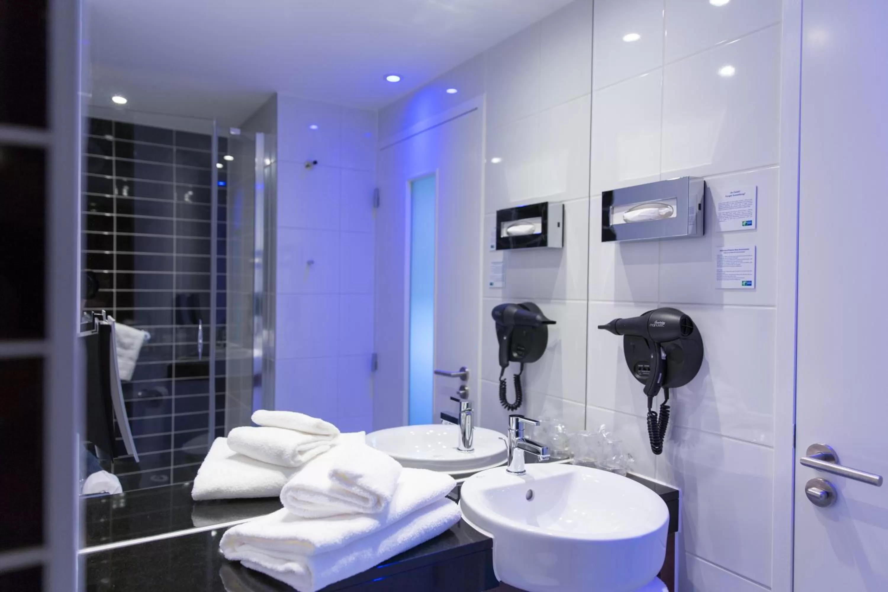 Bathroom in Holiday Inn Express Toulon - Est by IHG