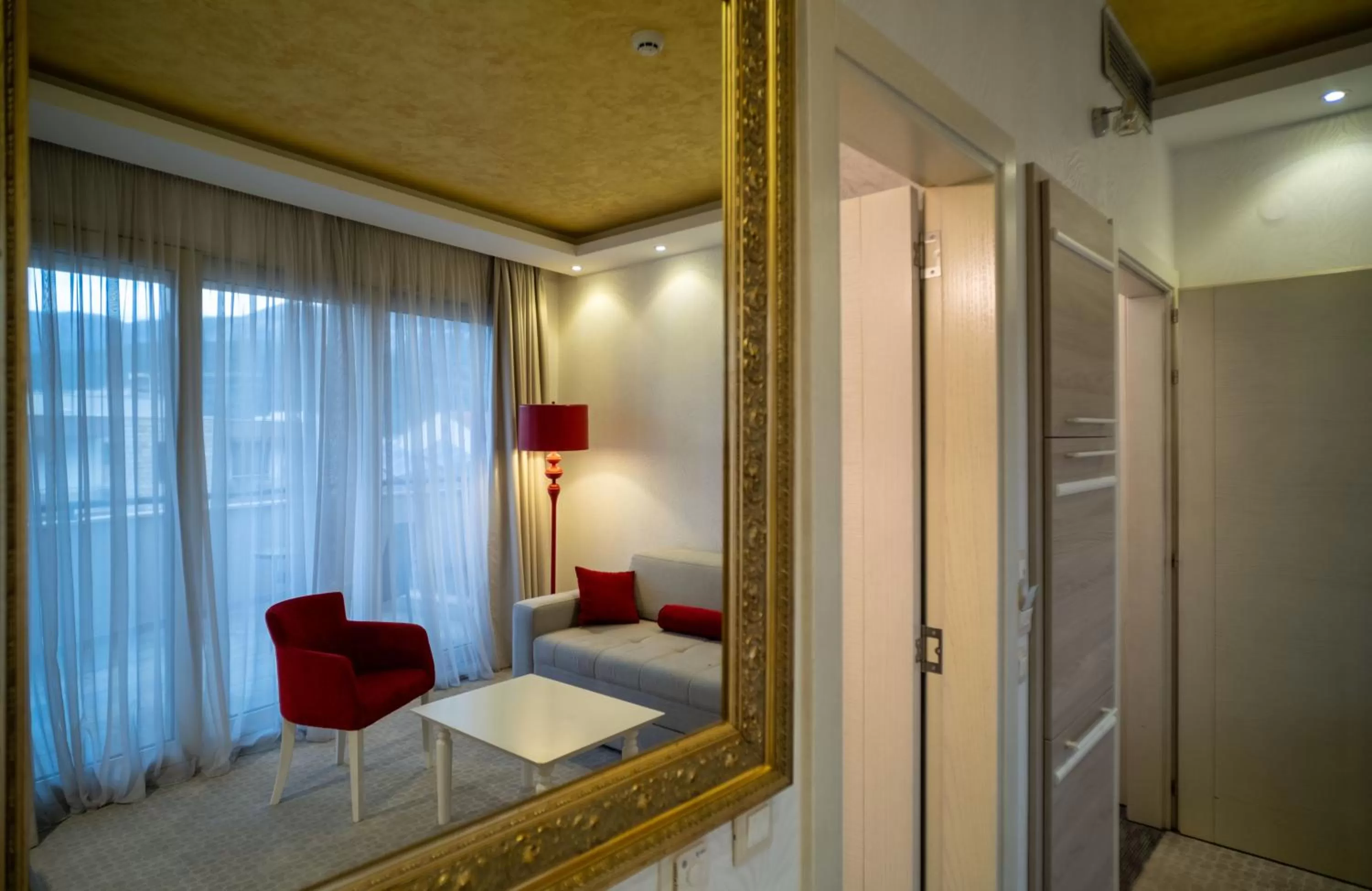 Living room, Bed in Hotel Atina