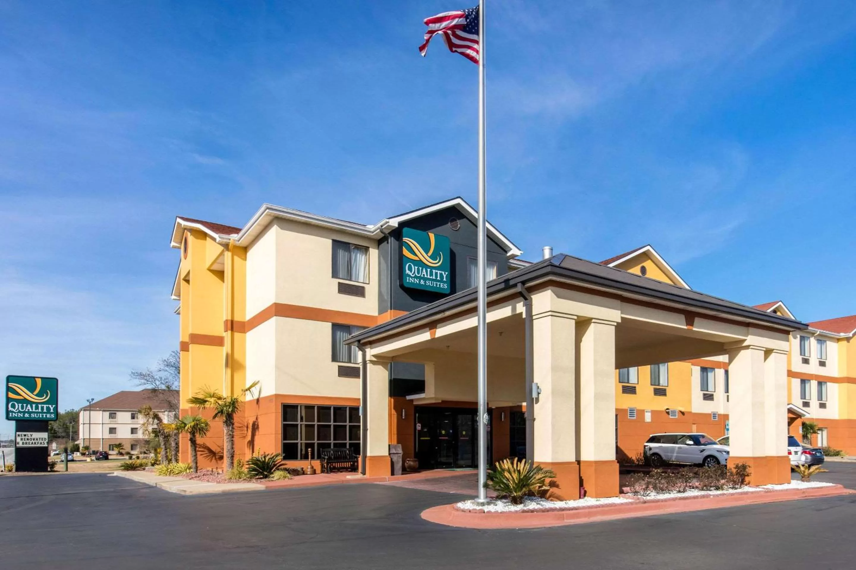 Property building in Quality Inn & Suites Montgomery East Carmichael Rd