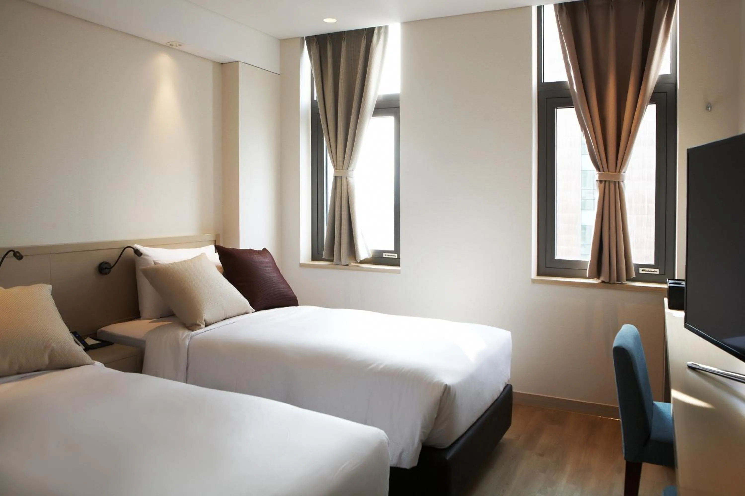 Photo of the whole room, Bed in Mayplace Hotel