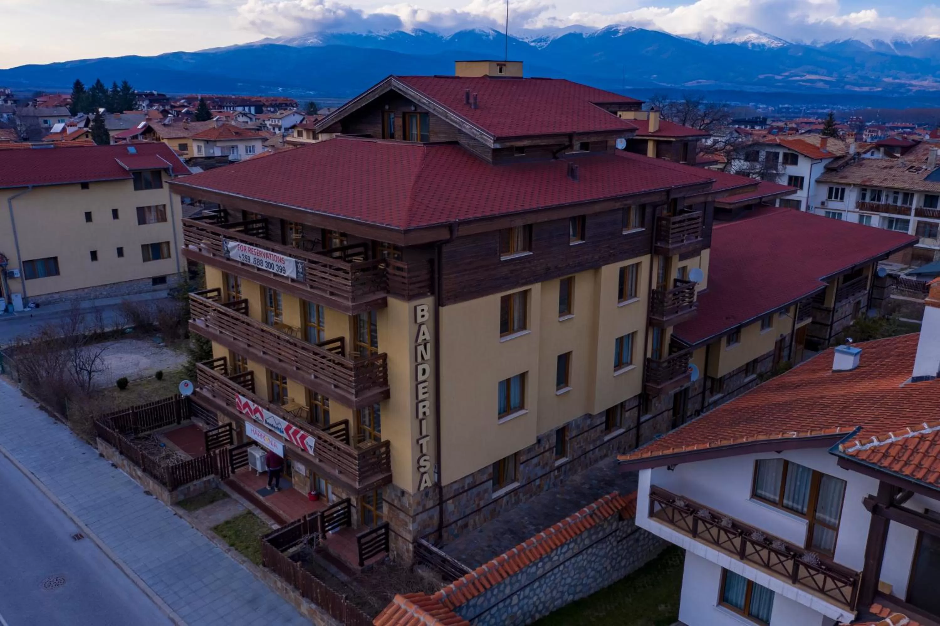 Property building, Bird's-eye View in StayInn Banderitsa Apartments with kitchen & BBQ