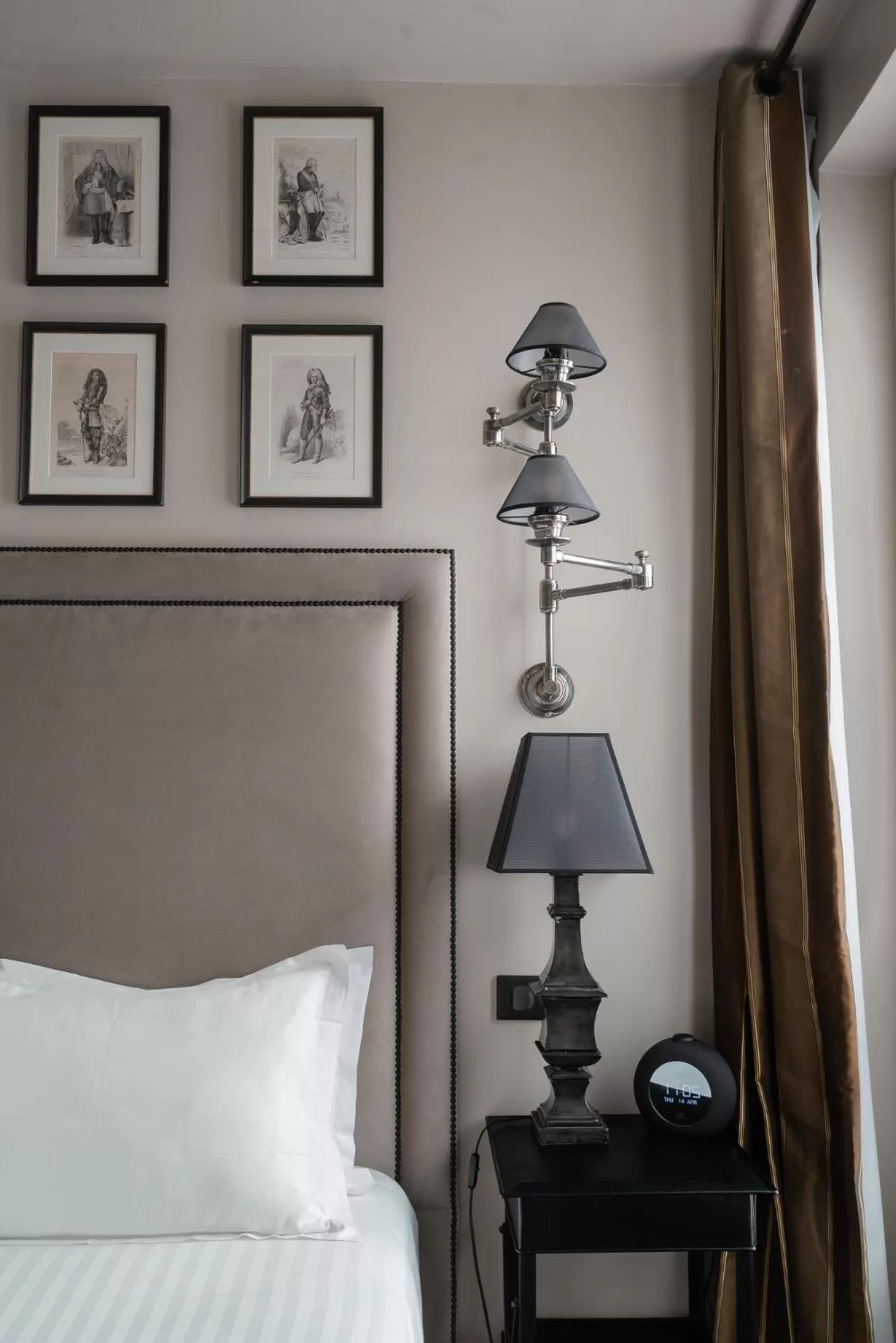 Bed in Hotel Saint-Louis en L'Isle - Notre-Dame