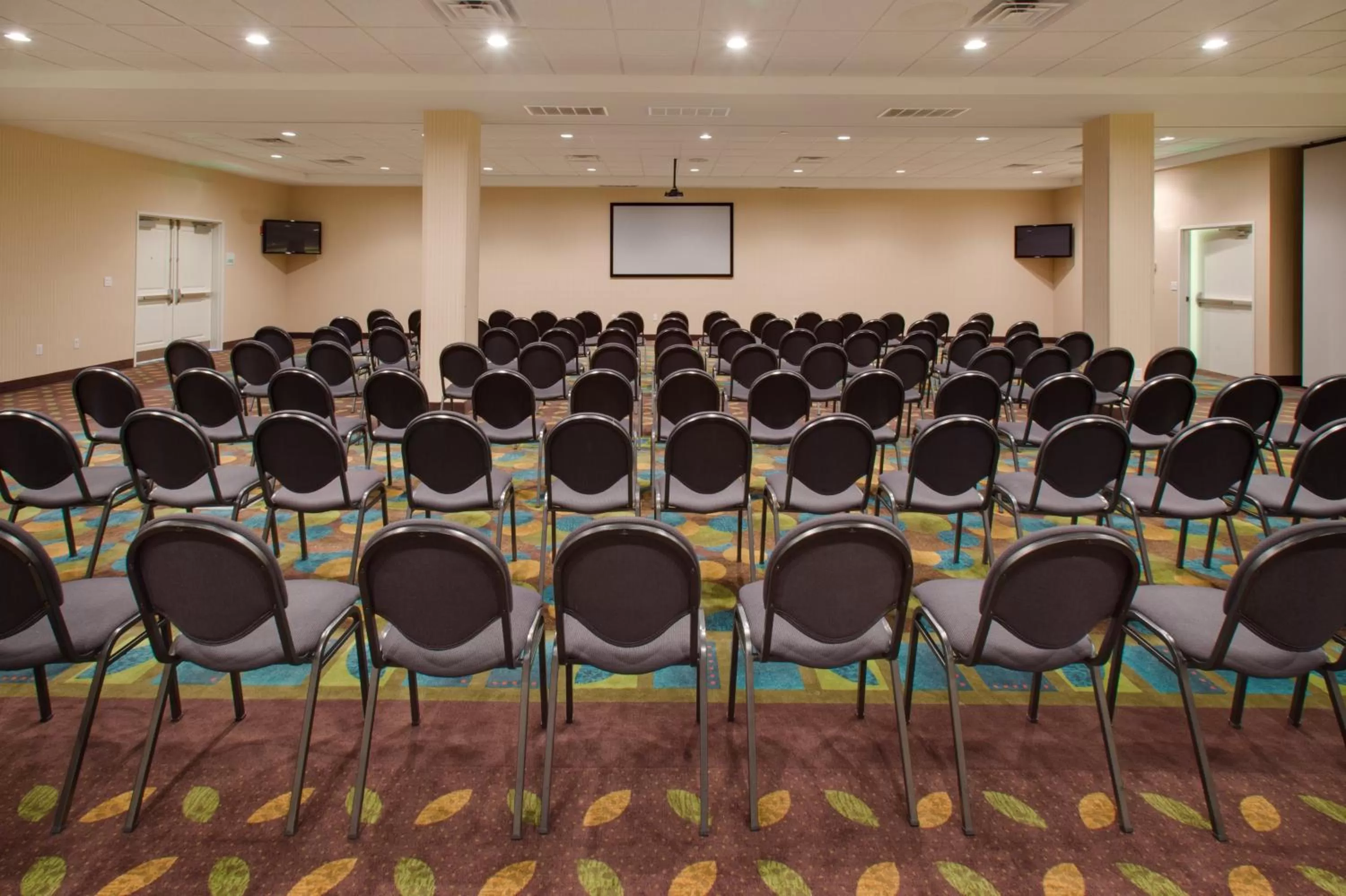 Meeting/conference room in Holiday Inn Lincoln Southwest by IHG