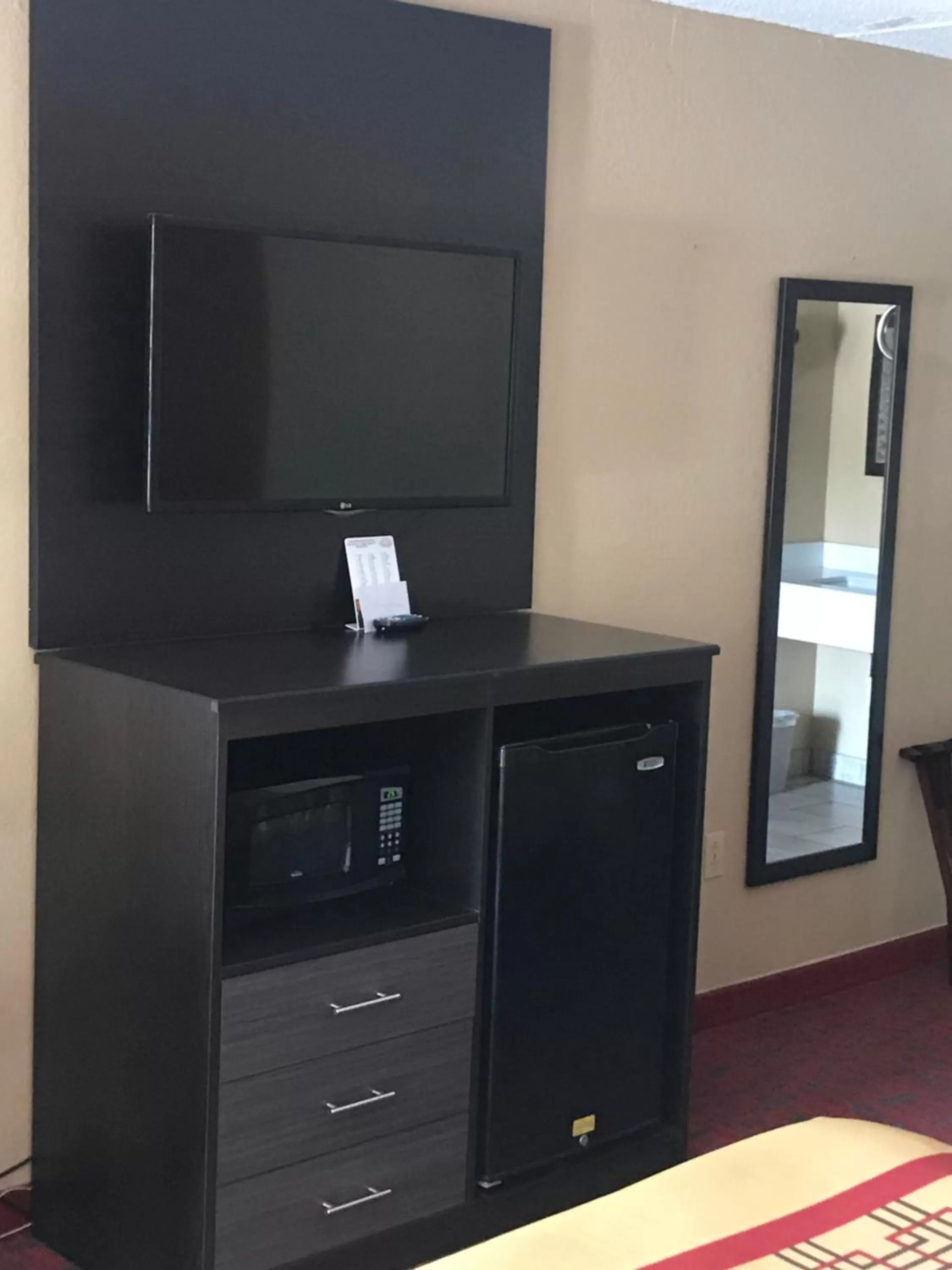 TV and multimedia in Conner Hill Motor Lodge