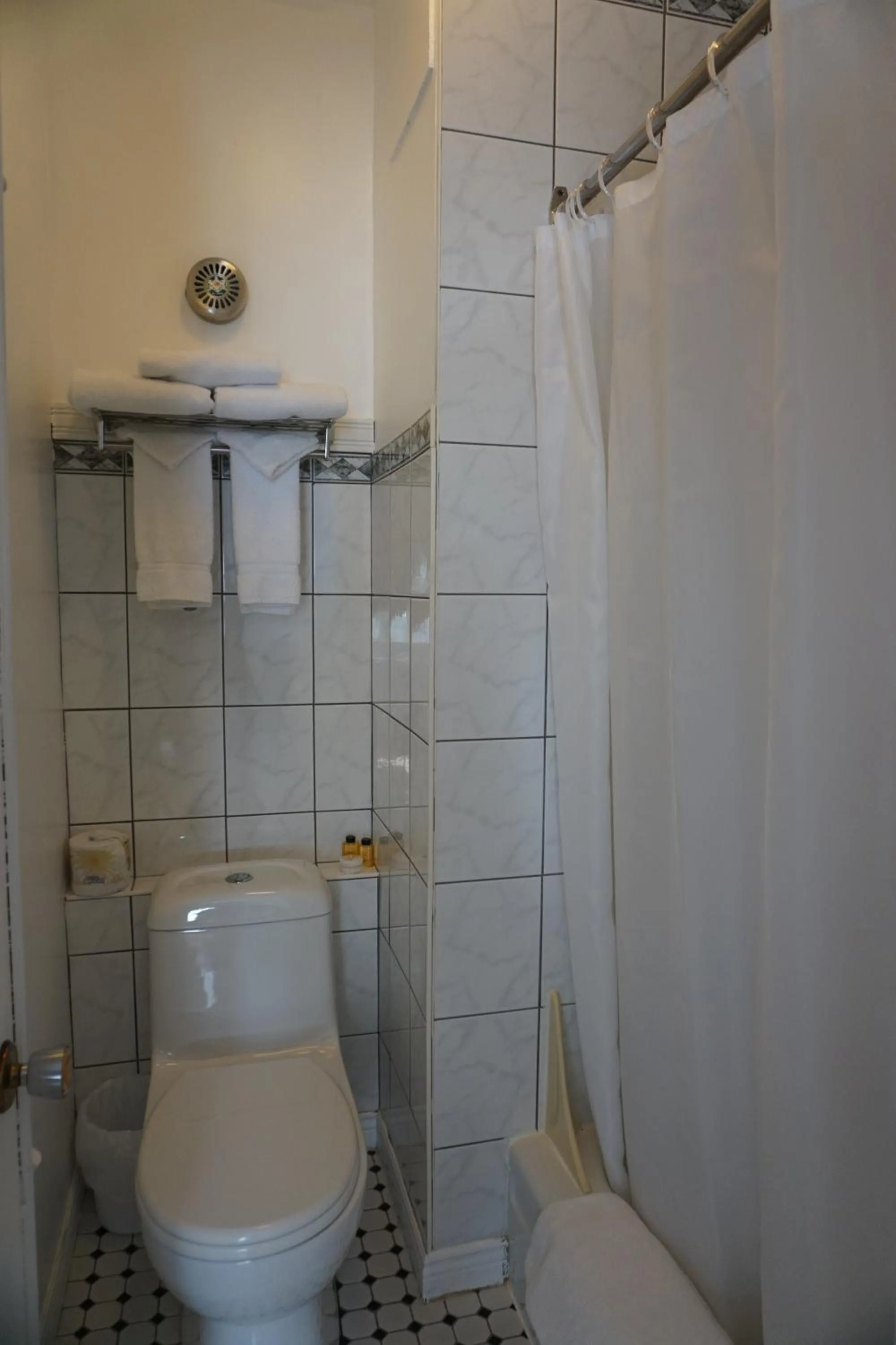 Toilet in Hôtel Marie-Rollet