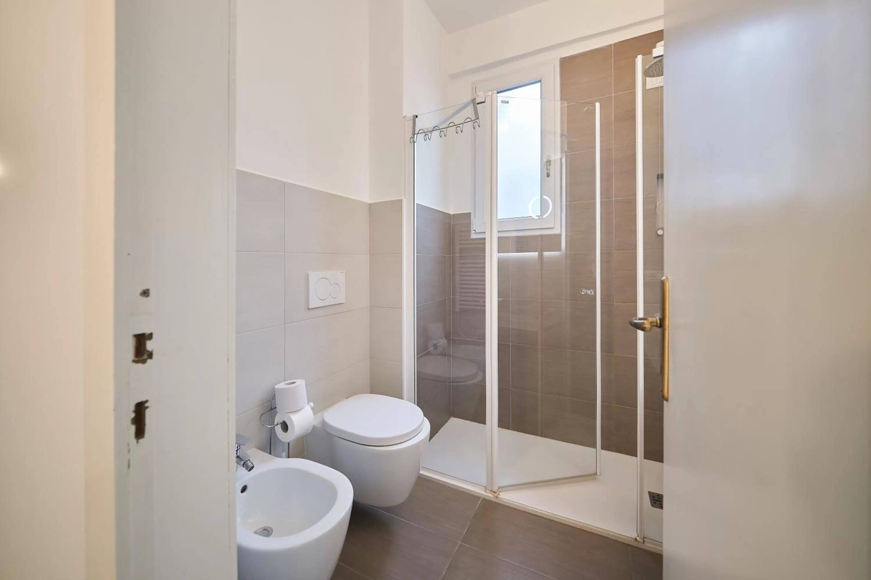 Shower in Front Lake Apartment Bardolino