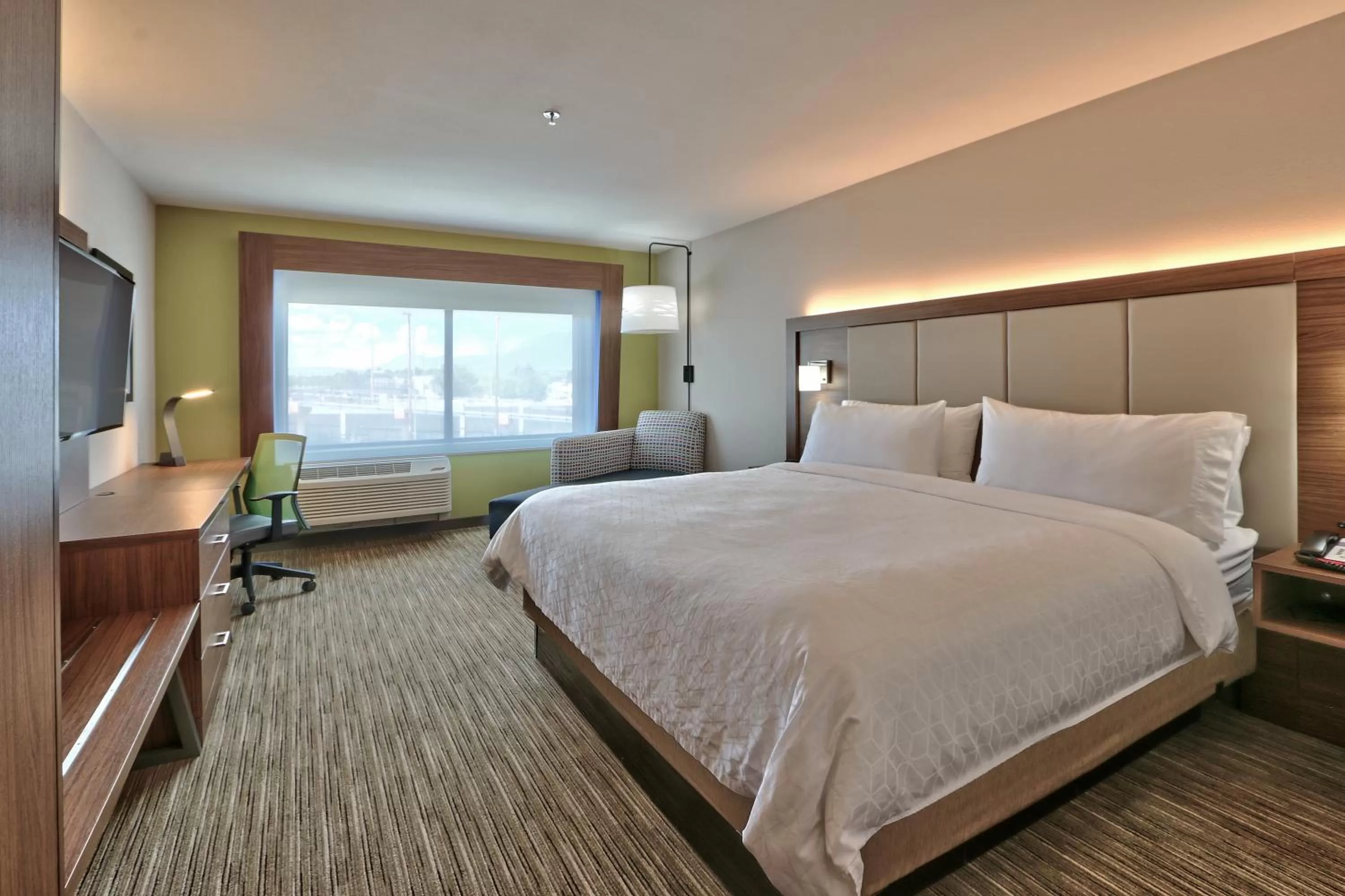 Bed in Holiday Inn Express & Suites - Albuquerque East by IHG