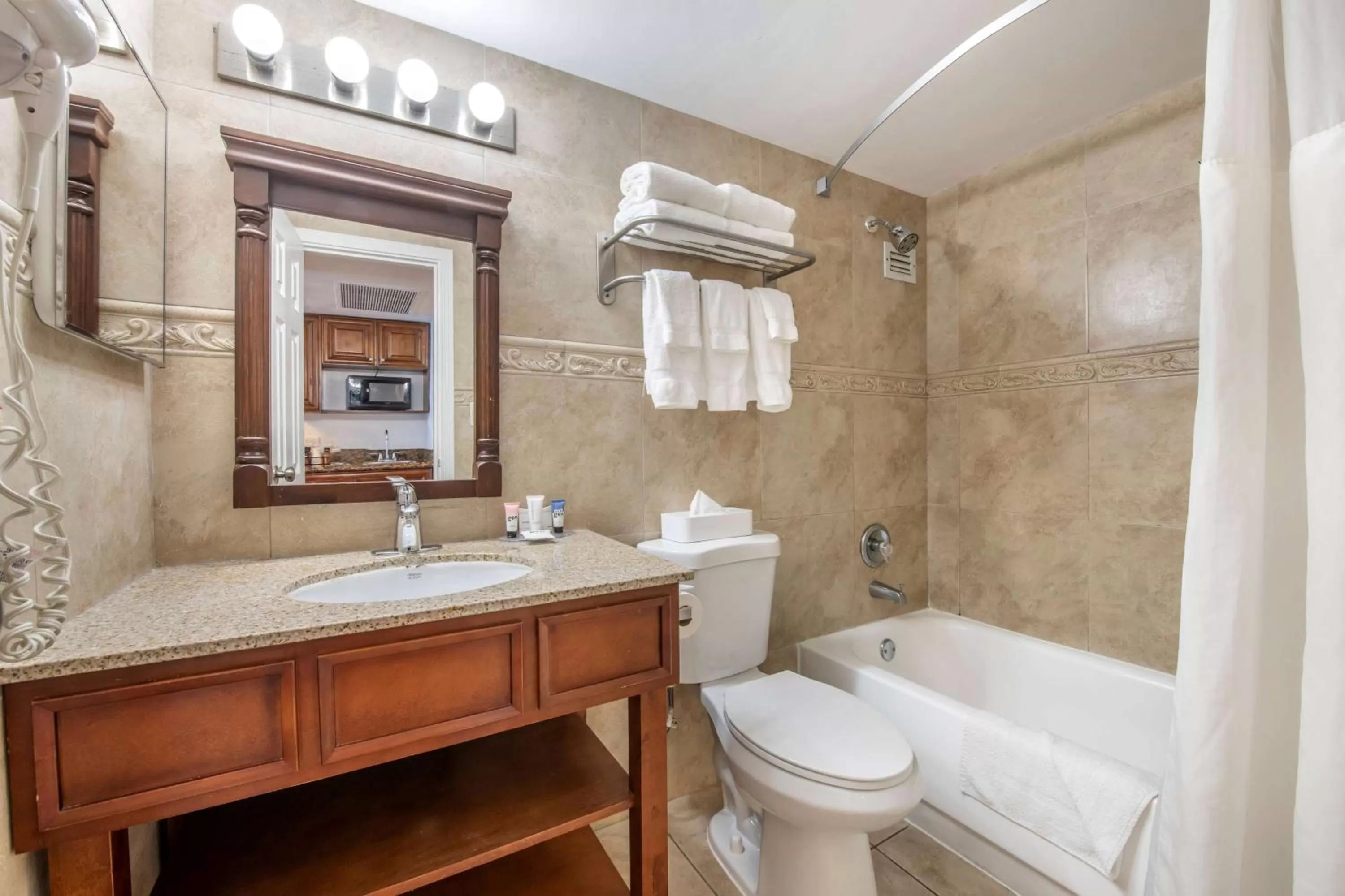 TV and multimedia in Ramada Plaza by Wyndham Marco Polo Beach Resort