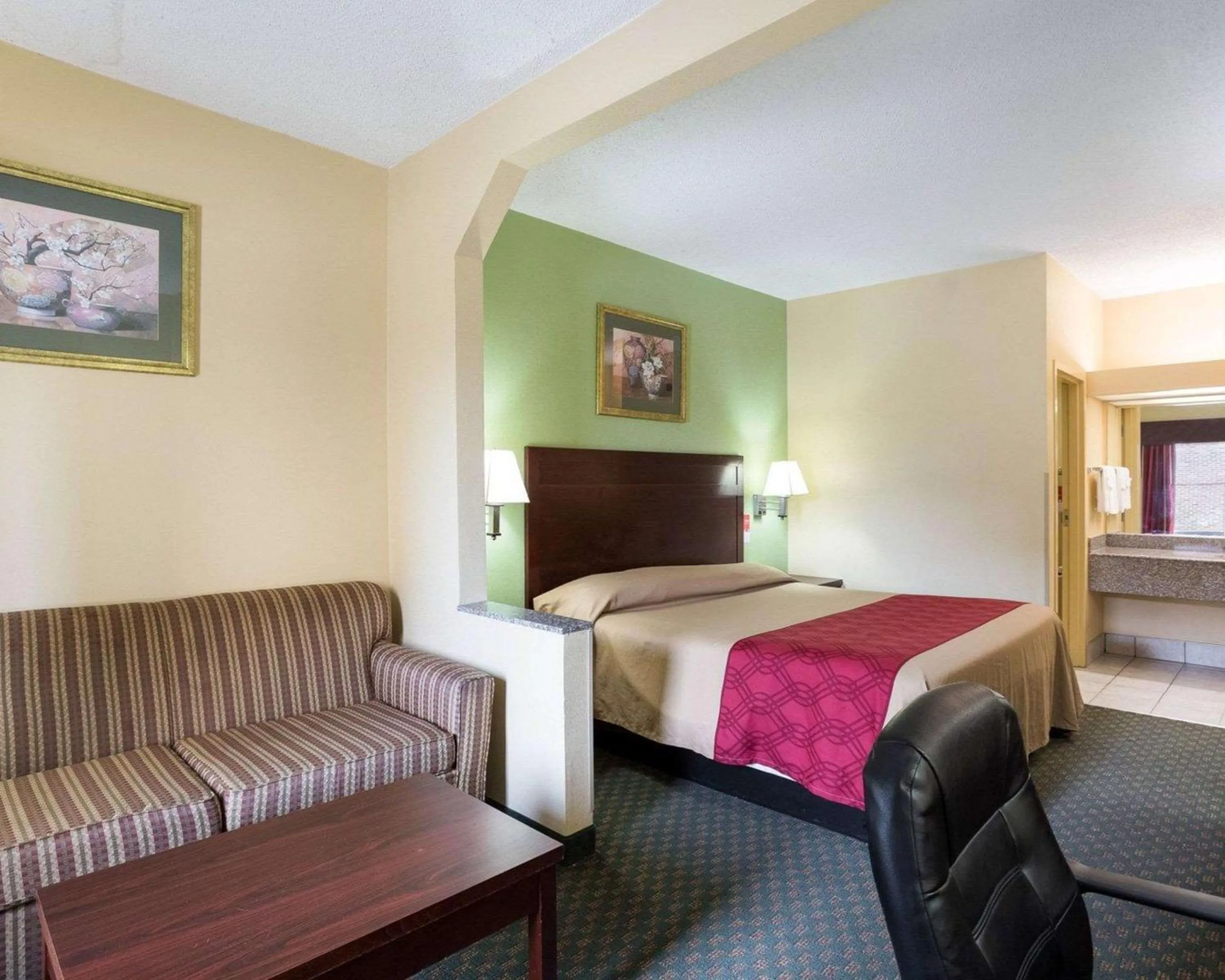 Photo of the whole room, Bed in Rodeway Inn & Suites New Orleans Gentilly