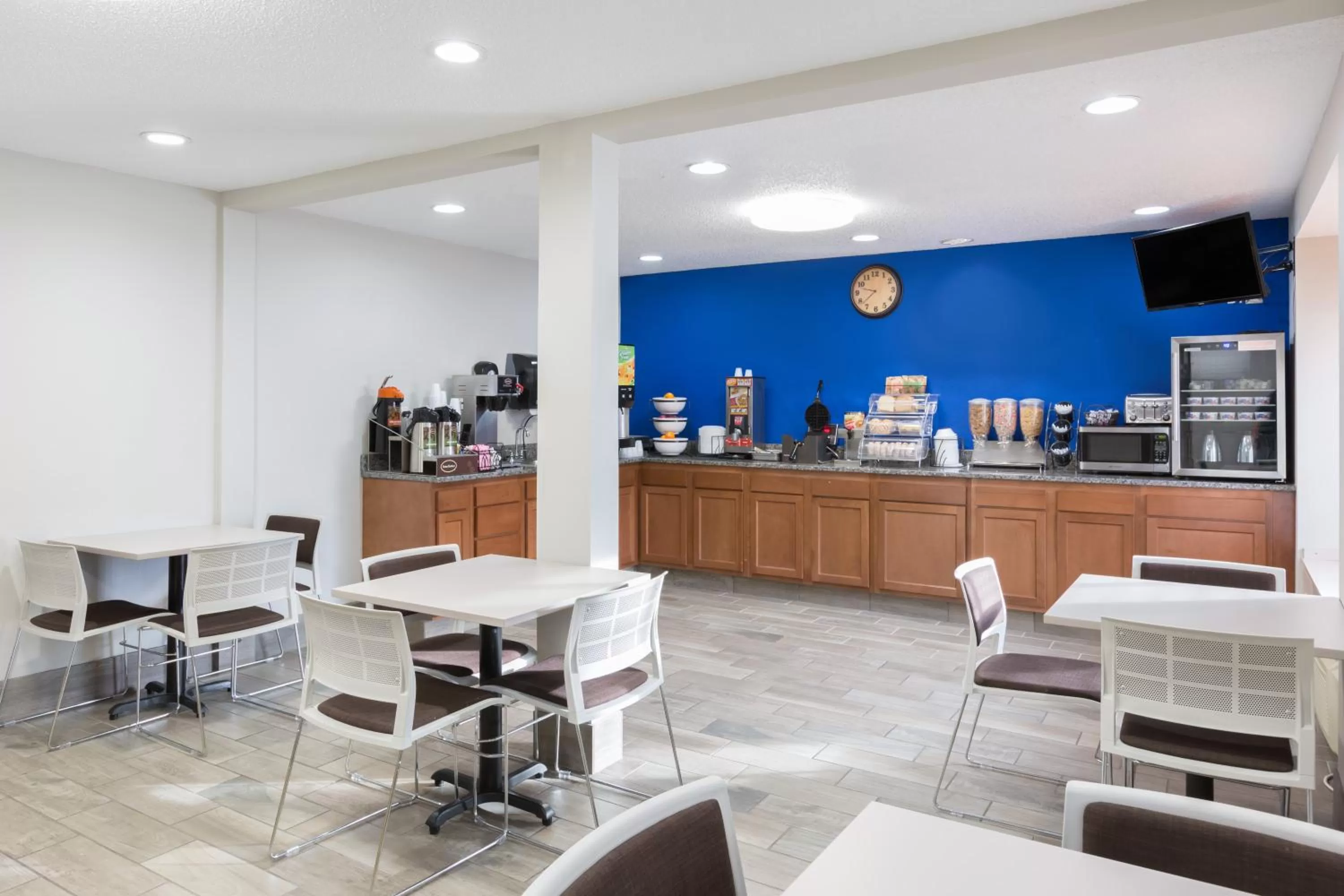 Continental breakfast in Microtel Inn & Suites by Wyndham Sioux Falls