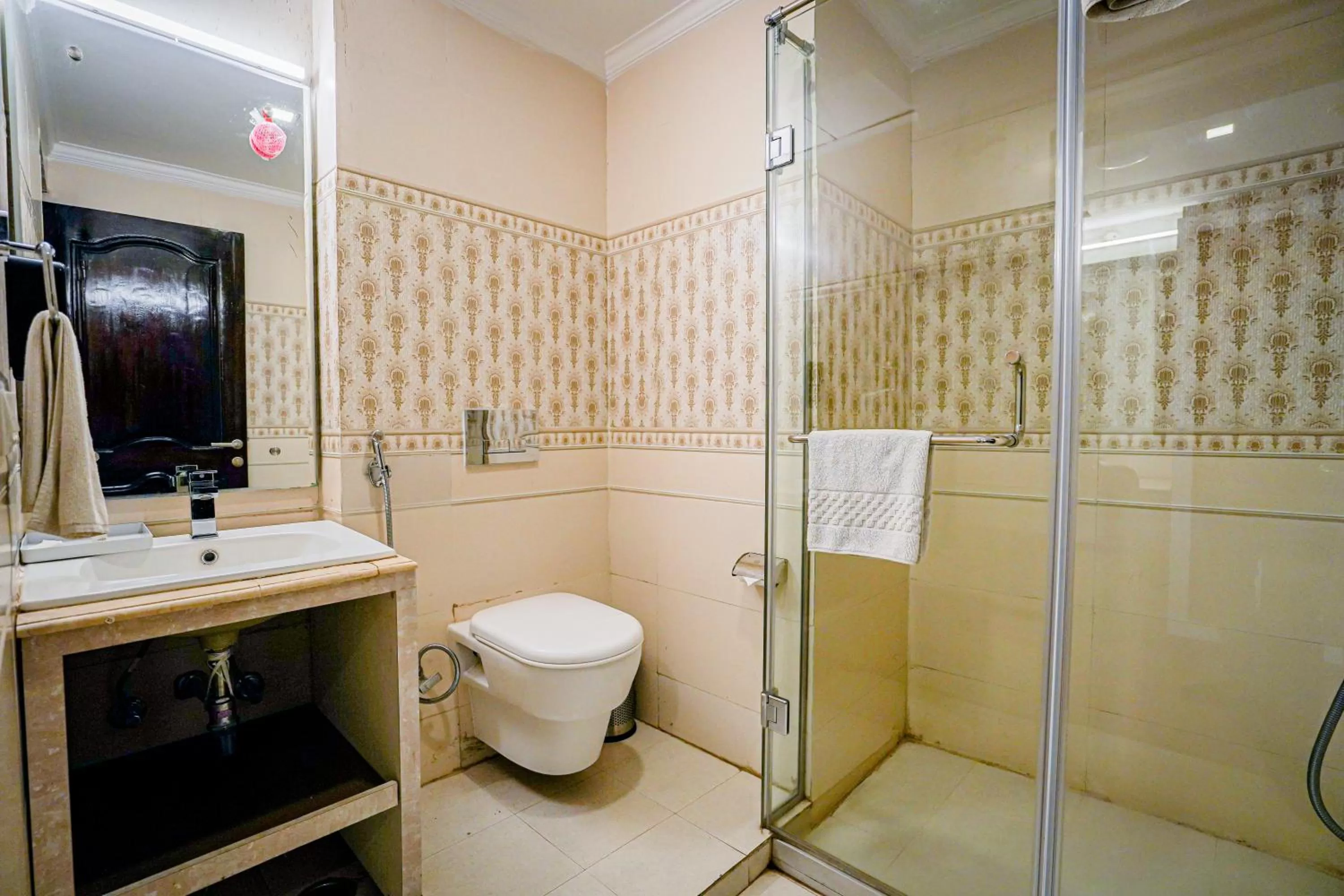 Shower, Bathroom in The Royal Castle AC Centralized
