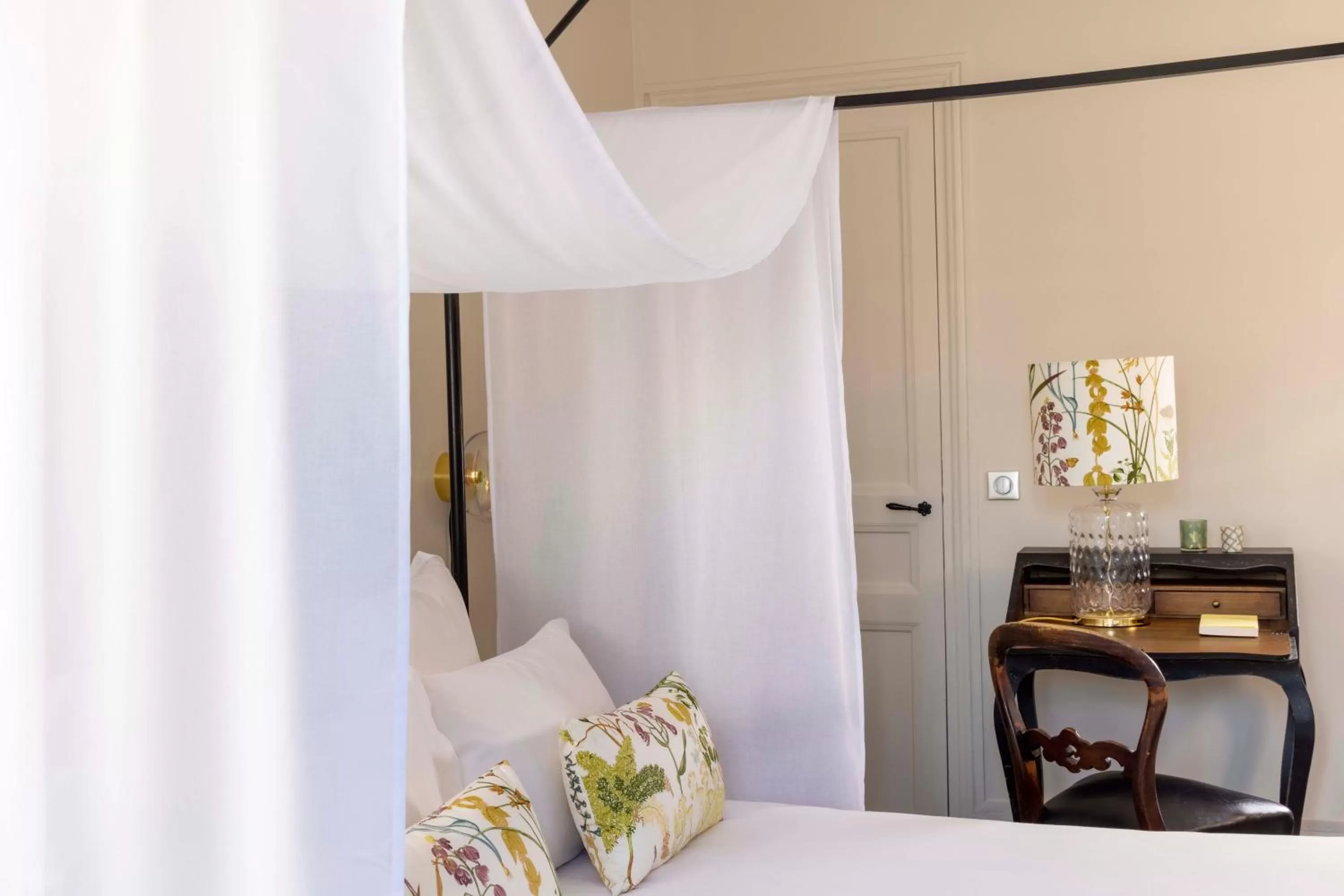 Bed in Hôtel de Banville