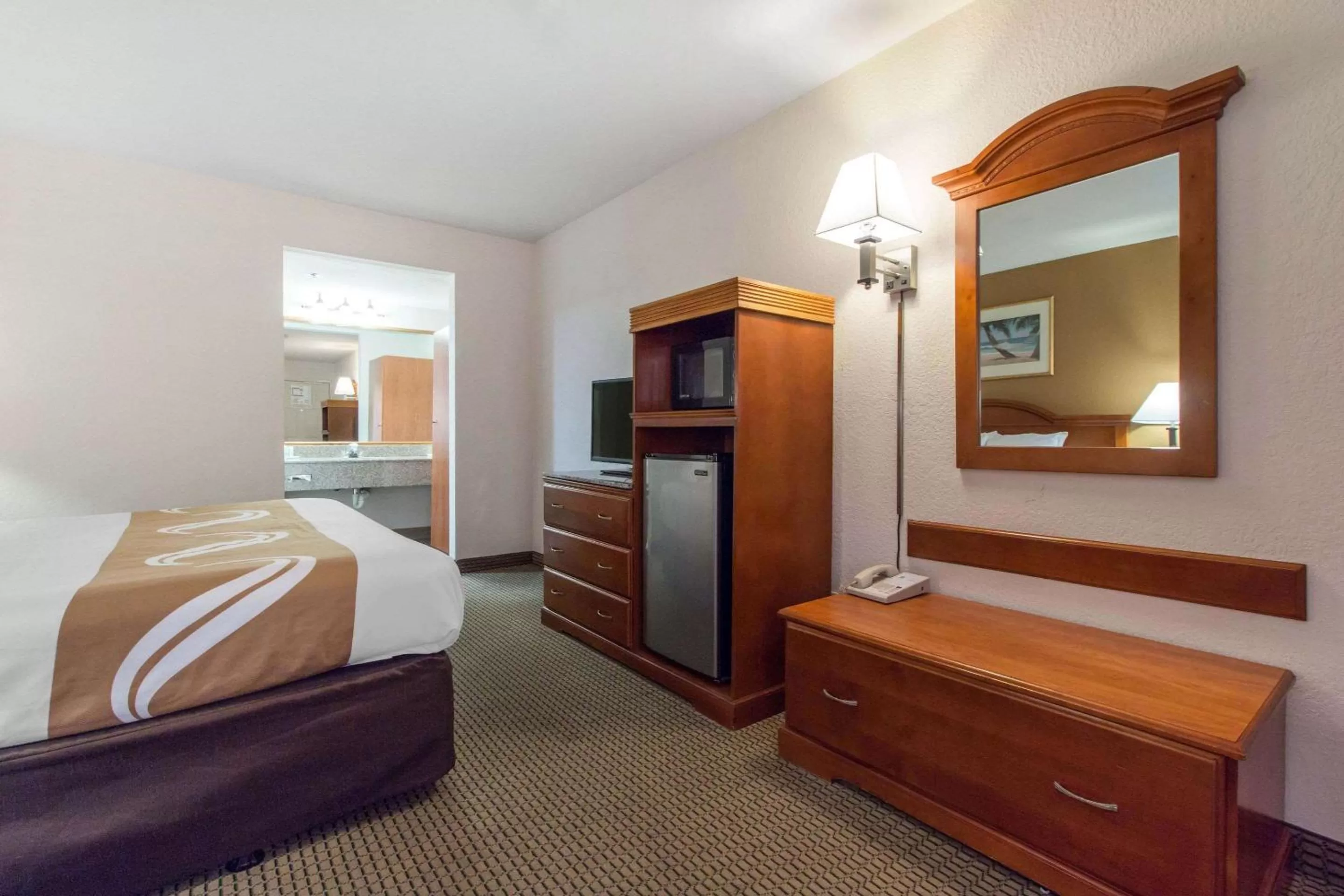 Photo of the whole room, Bed in Quality Inn & Suites Crescent City Redwood Coast