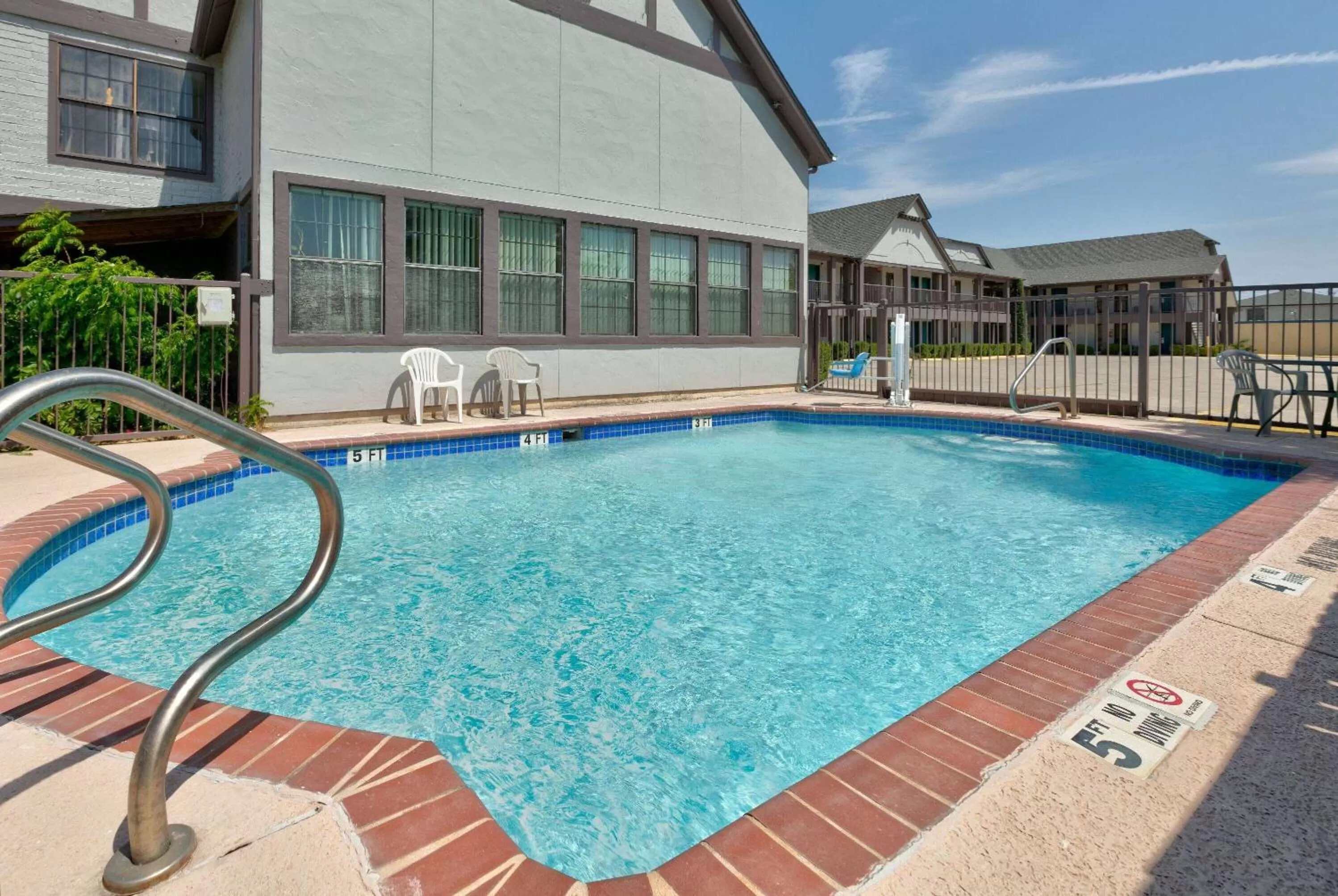 Pool view in Howard Johnson by Wyndham San Marcos