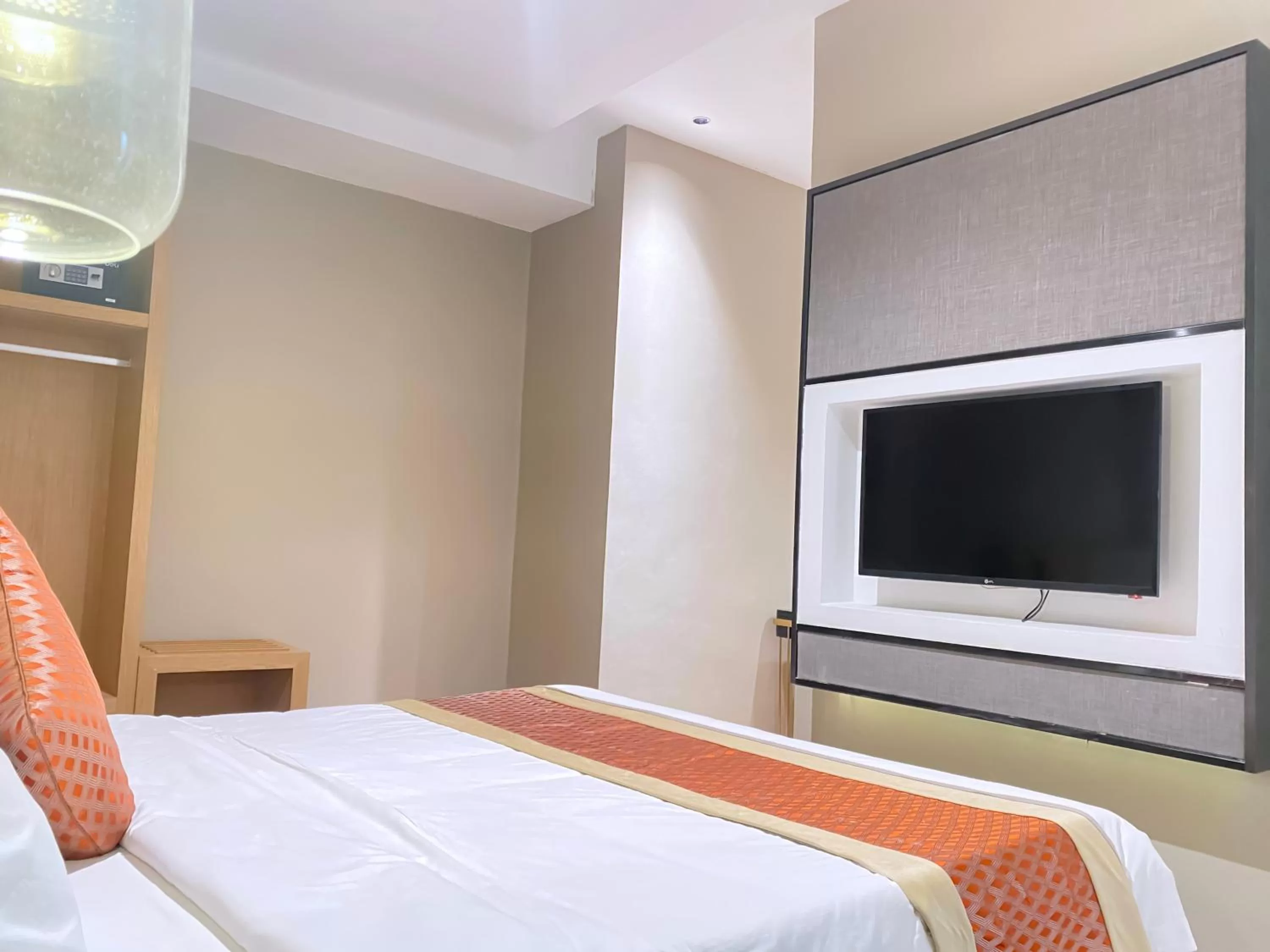 Bedroom, Bed in Hôtel FAMILLE MONDIALE