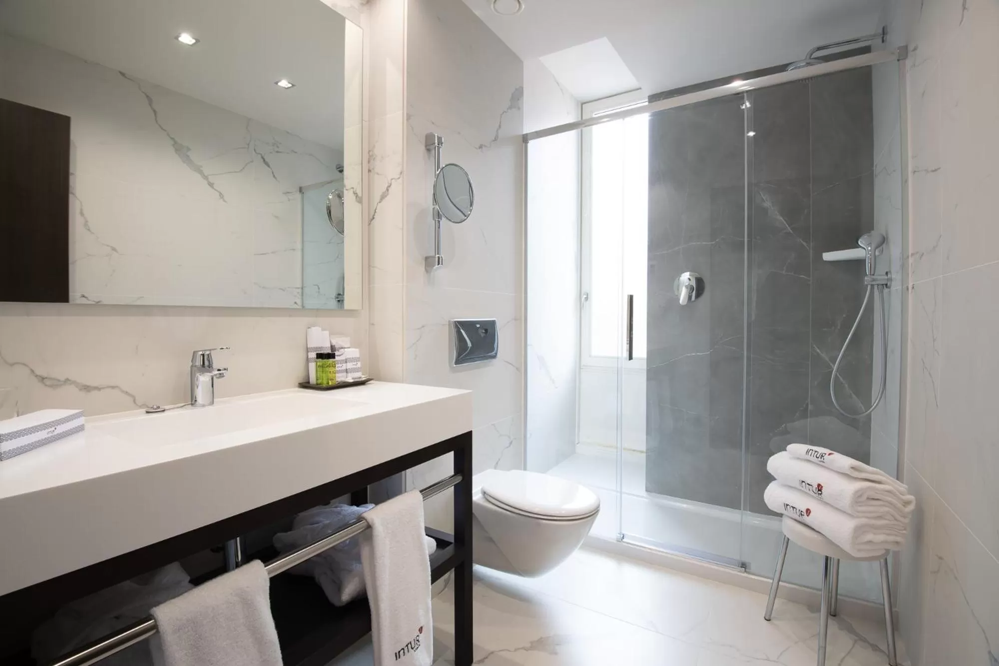 Shower in Intelier Palacio San Martin