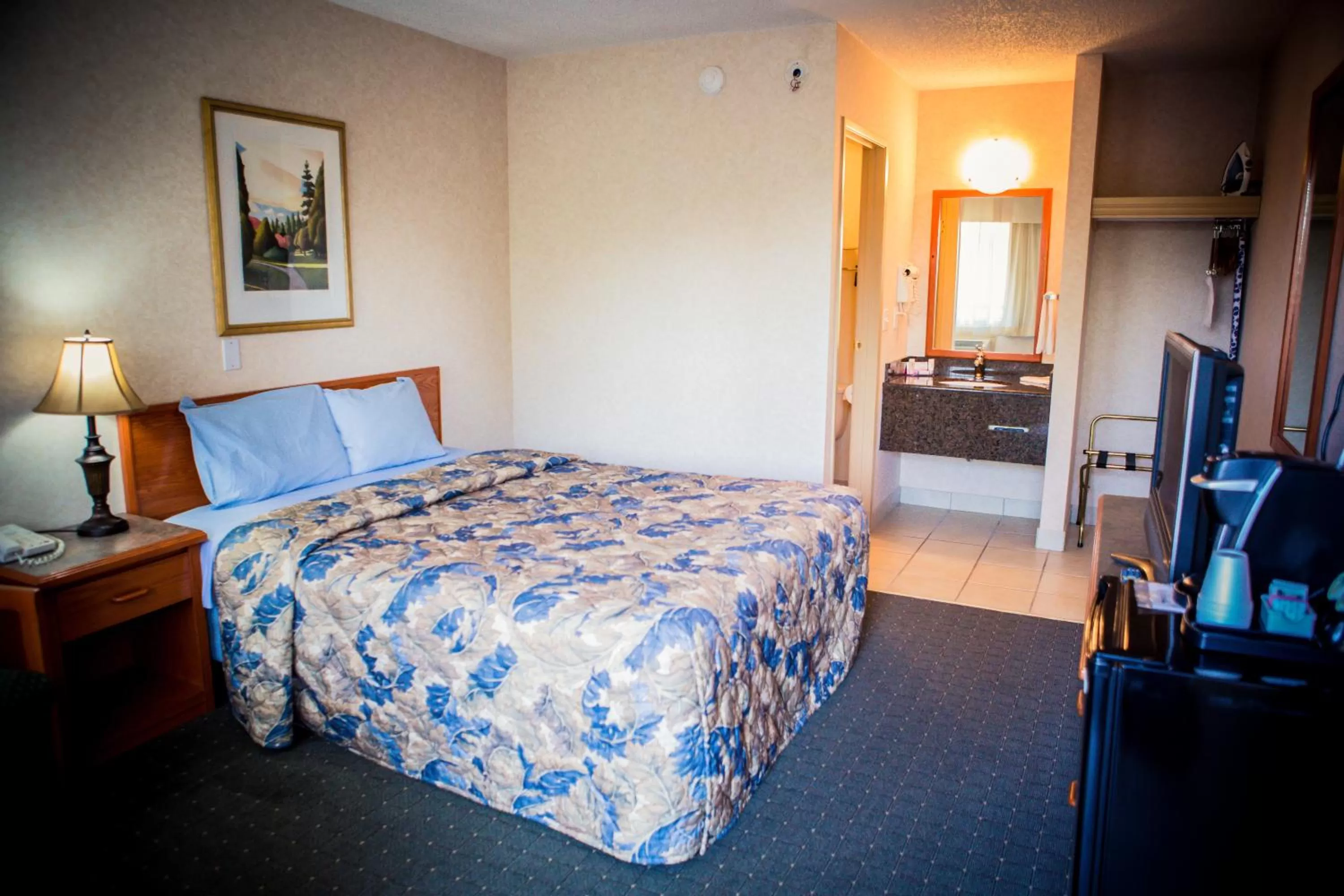 Photo of the whole room, Bed in Langley Hwy Hotel