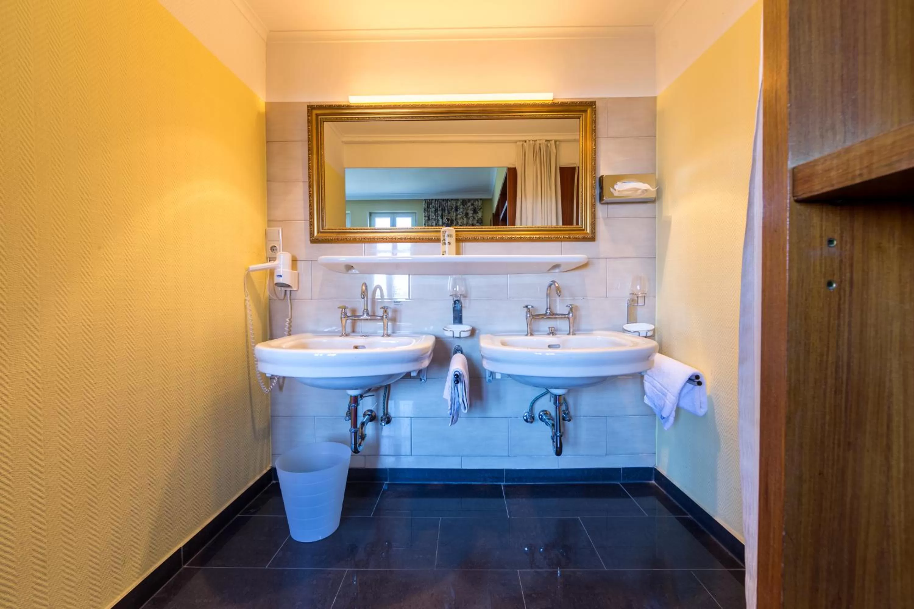 Open Air Bath in Historik Hotel Goldener Hirsch Rothenburg