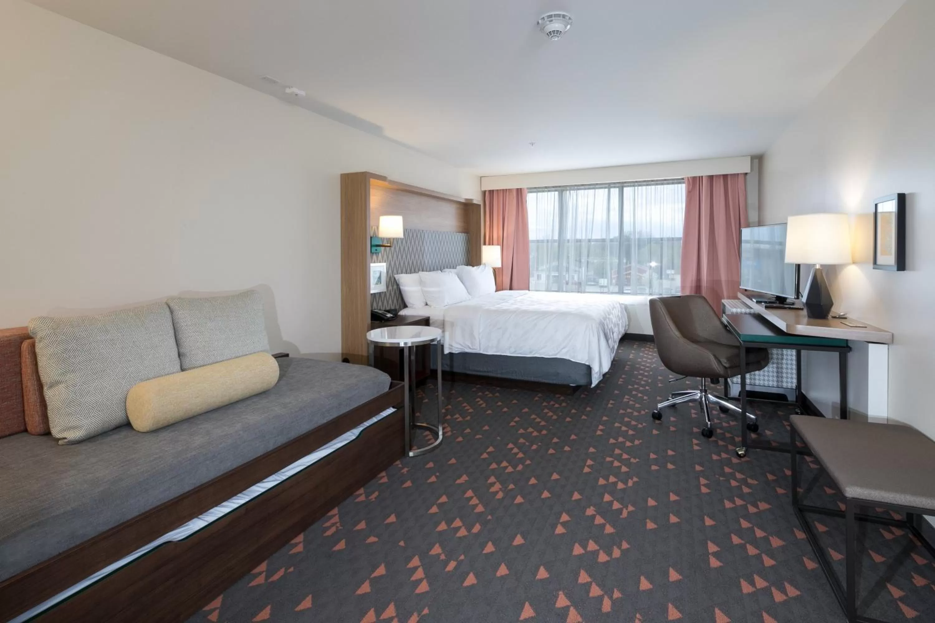 Photo of the whole room, Bed in Holiday Inn - Kalamazoo West by IHG