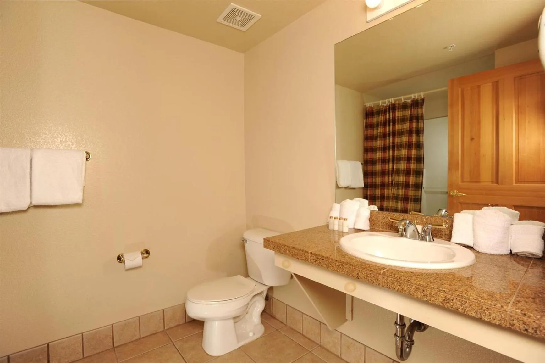 Photo of the whole room in Gateway Mountain Lodge by Keystone Resort