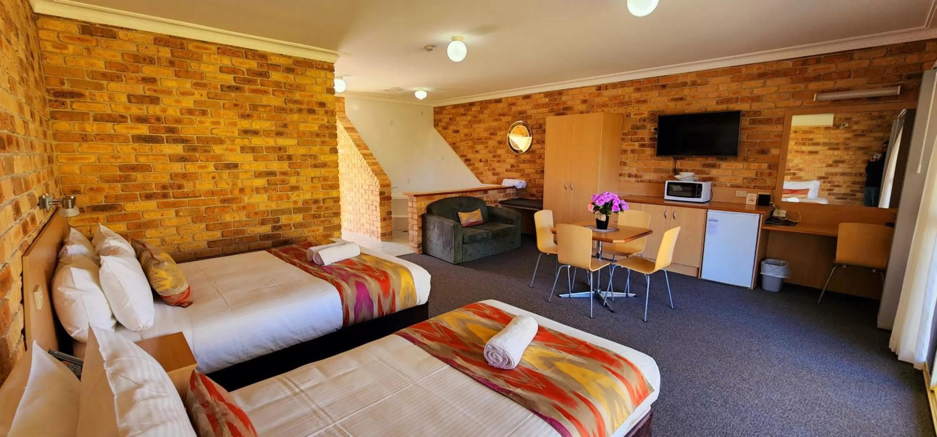 Bed in Golf Club Motor Inn Wingham