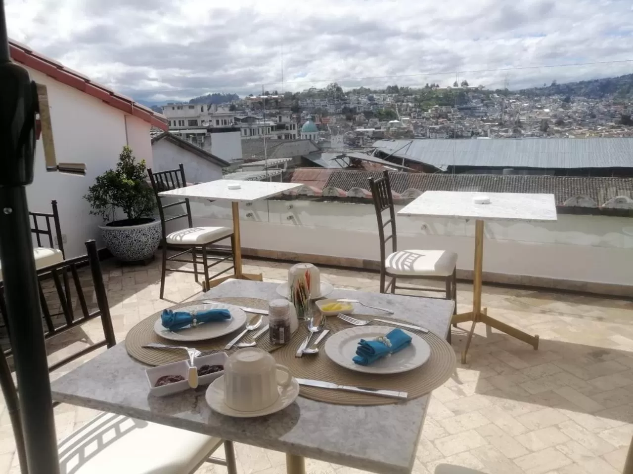 Restaurant/places to eat in Adamas House Hotel Boutique