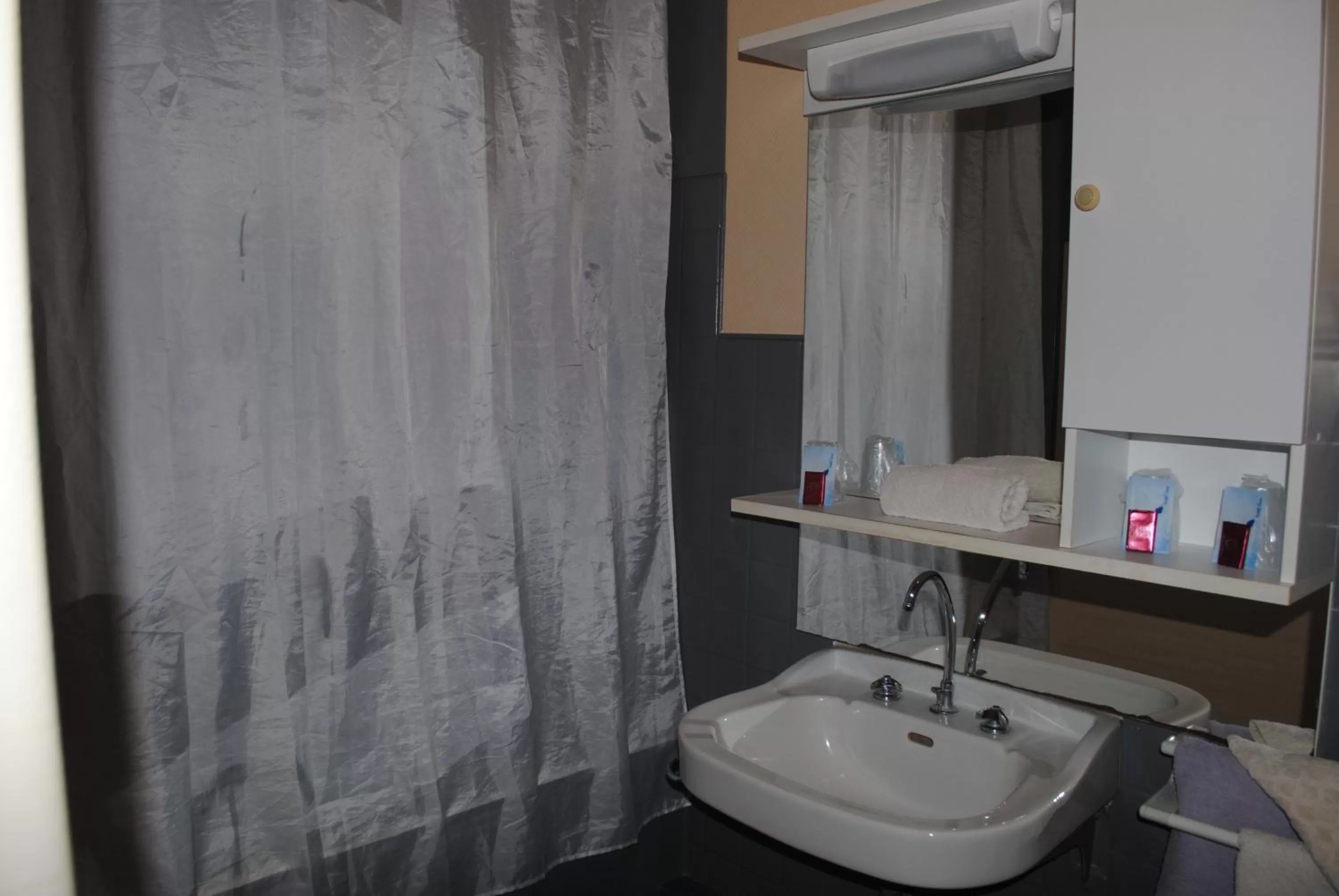 Bathroom in Taverne de la paix