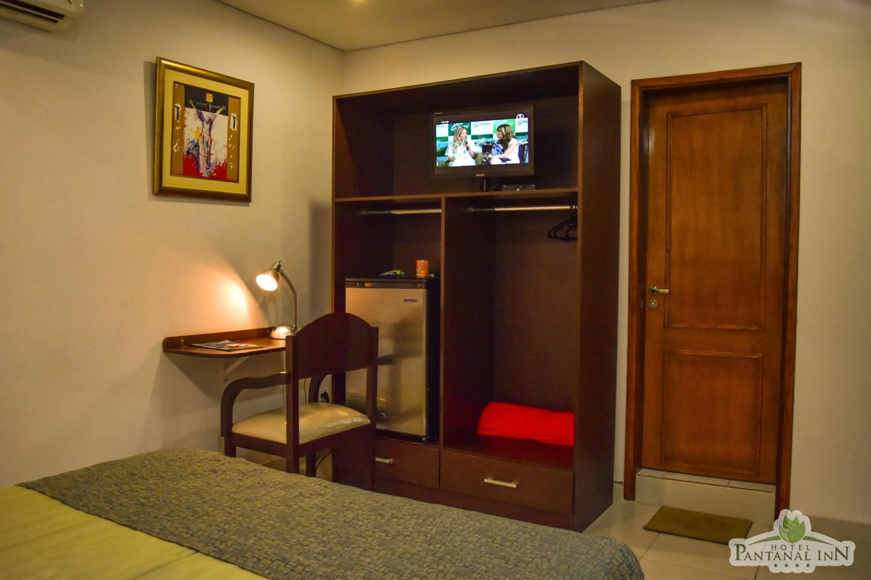 Bed, TV/Entertainment Center in Hotel Pantanal Inn