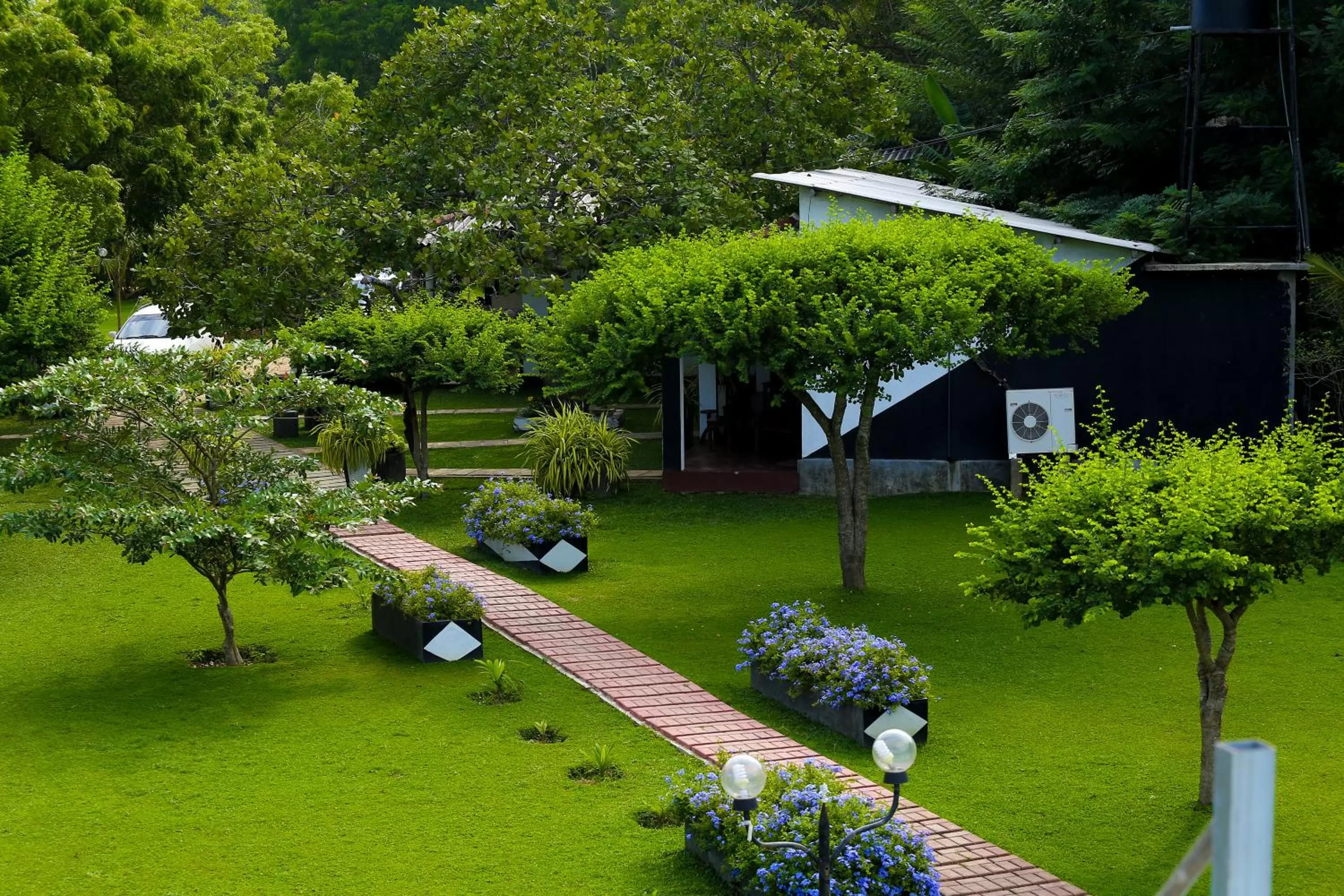 Garden in Eco Hotel Black & White - Anuradhapura