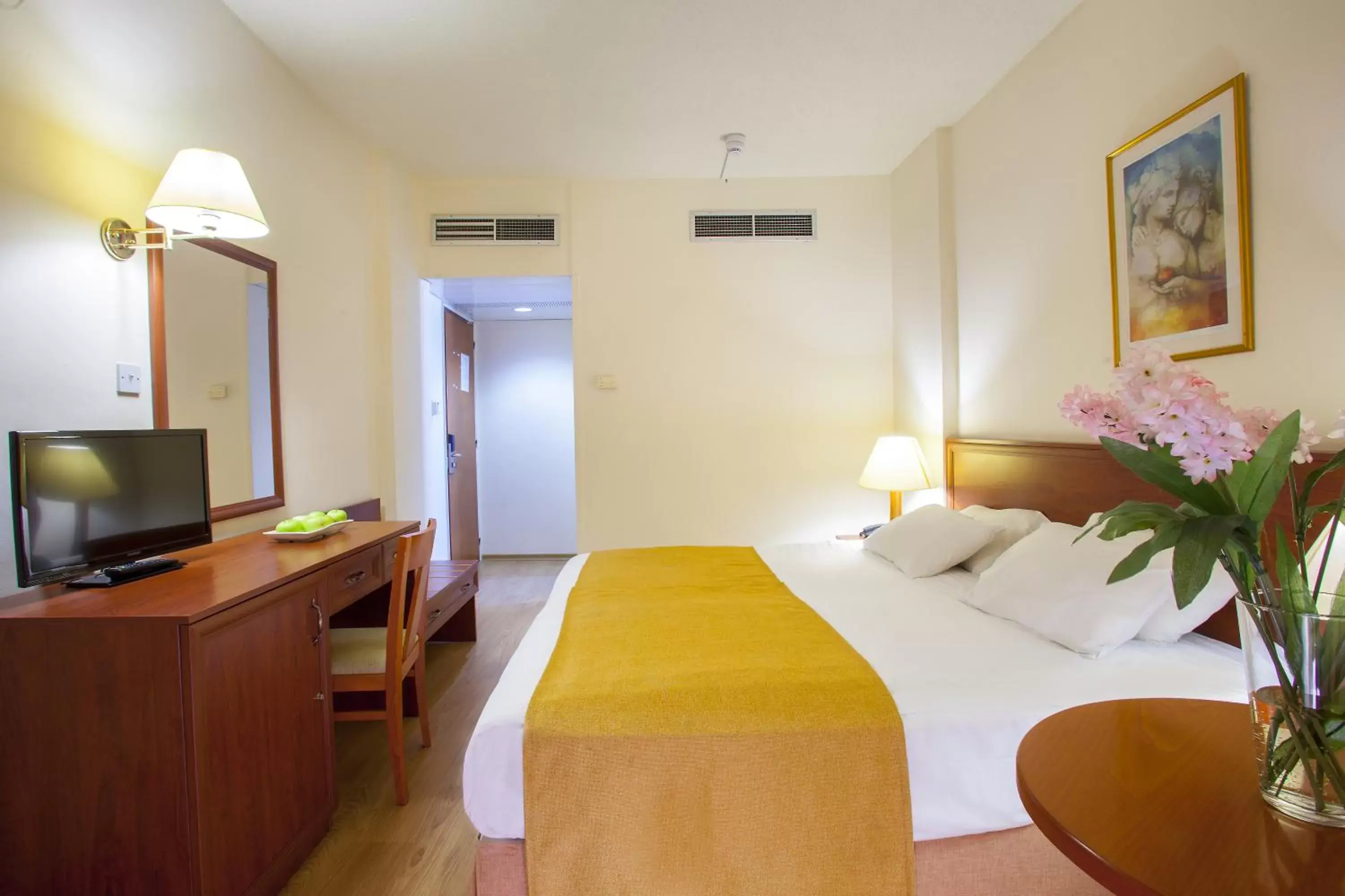Standard Double or Twin Room (2 Adults + 1 Child) in Kapetanios Limassol Hotel Standard Double or Twin Room (2 Adults + 1 Child) in Kapetanios Limassol Hotel