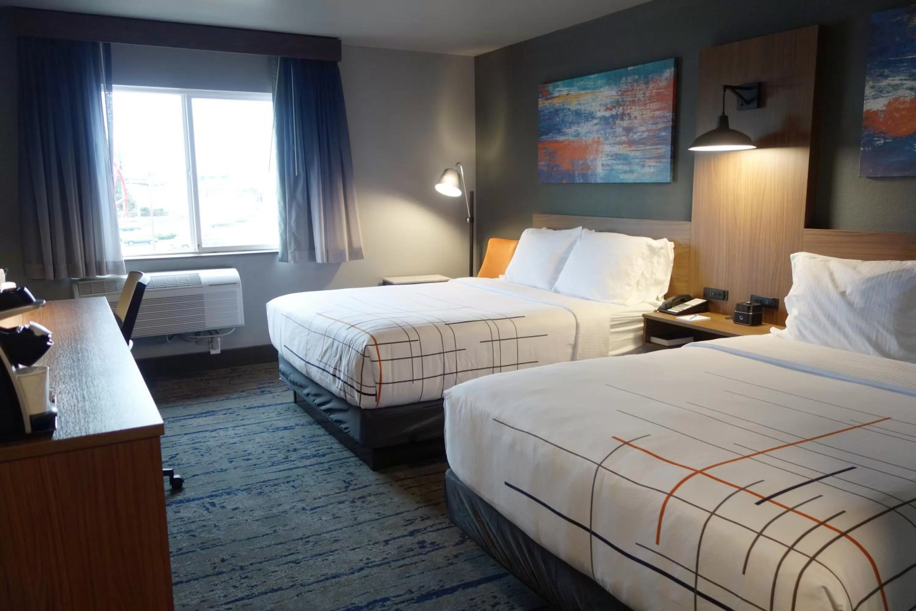 Bed in La Quinta Inn & Suites by Wyndham Springfield