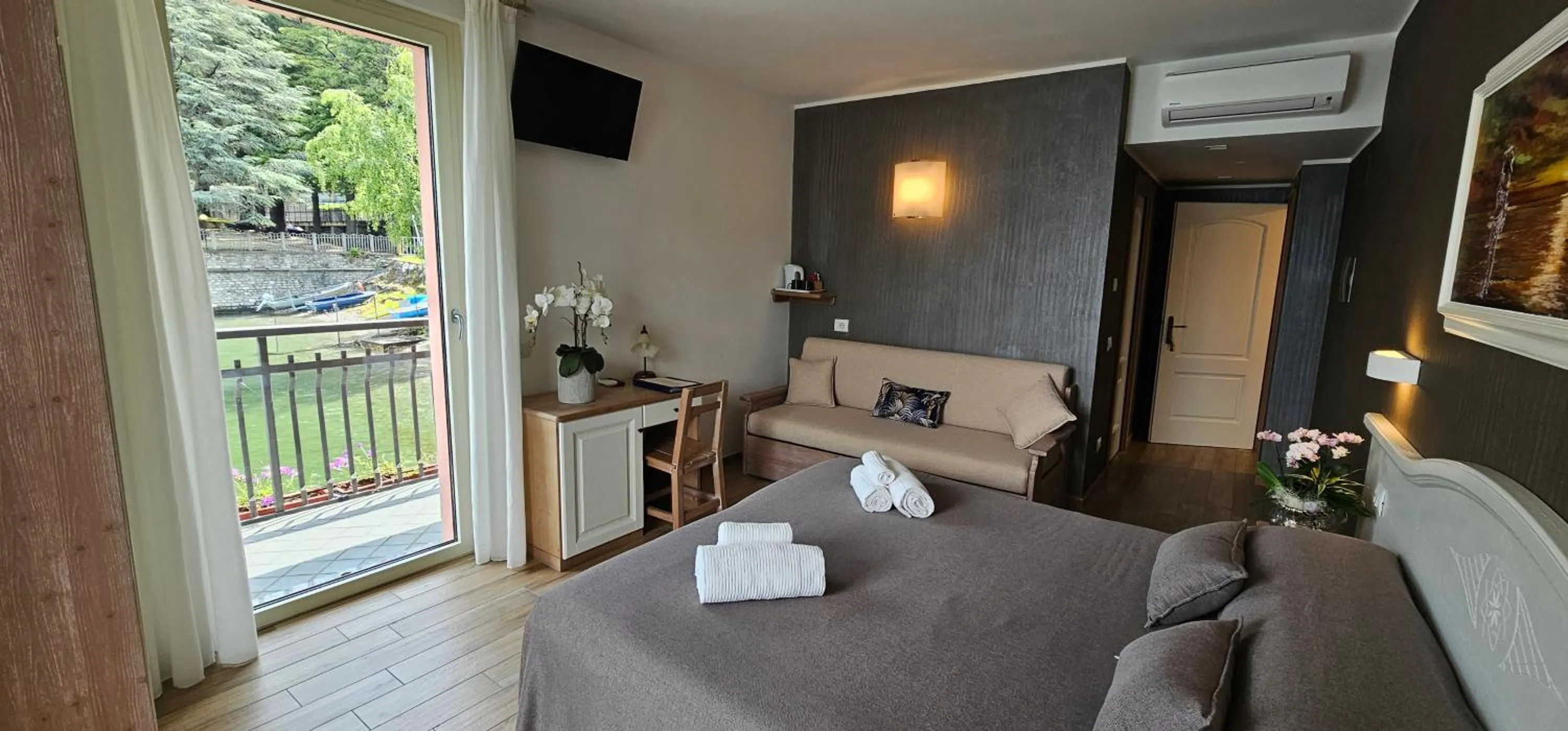 Balcony/Terrace, Bed in Hotel Meridiana