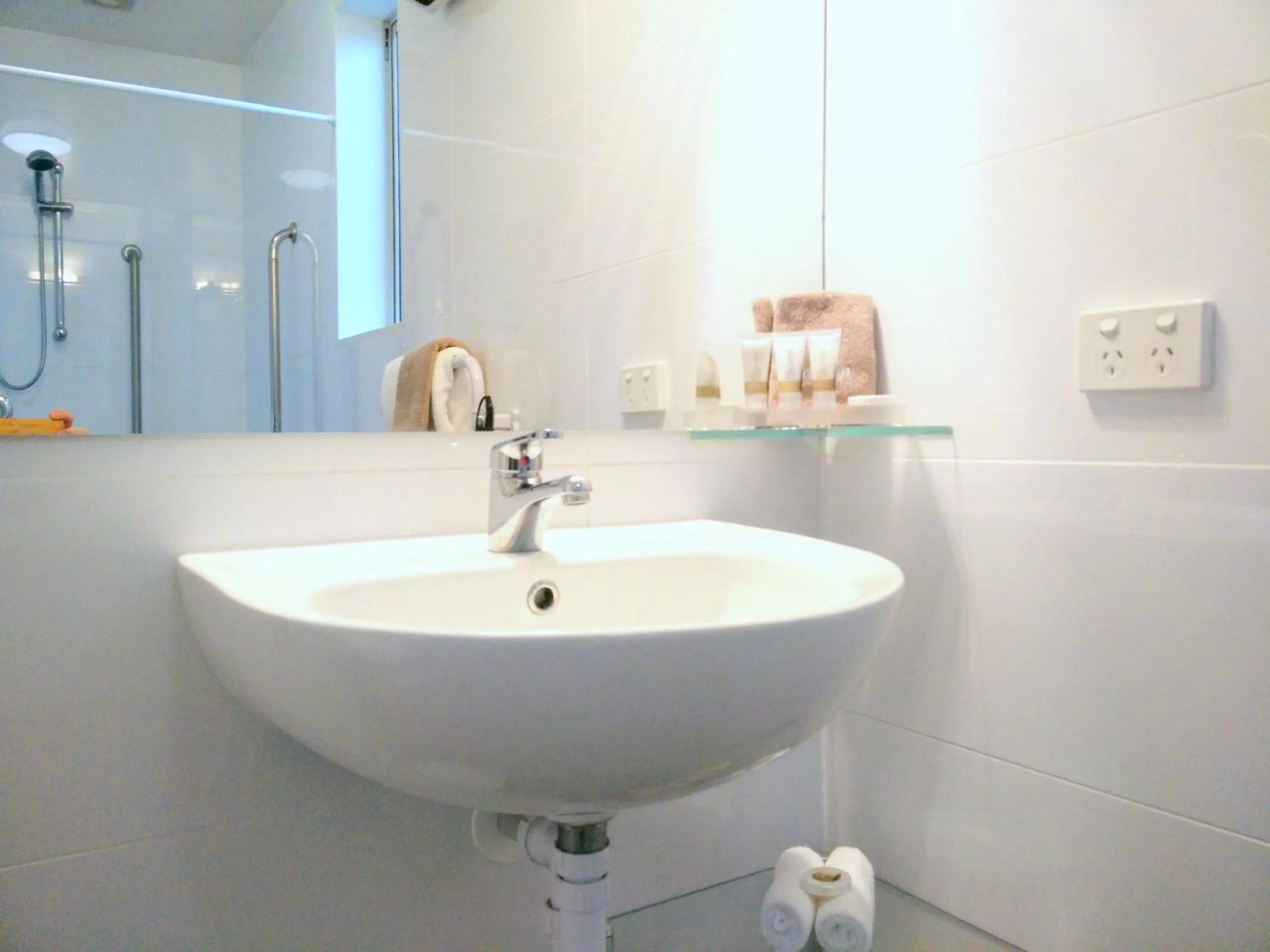 Bathroom in Airport Palms Motel