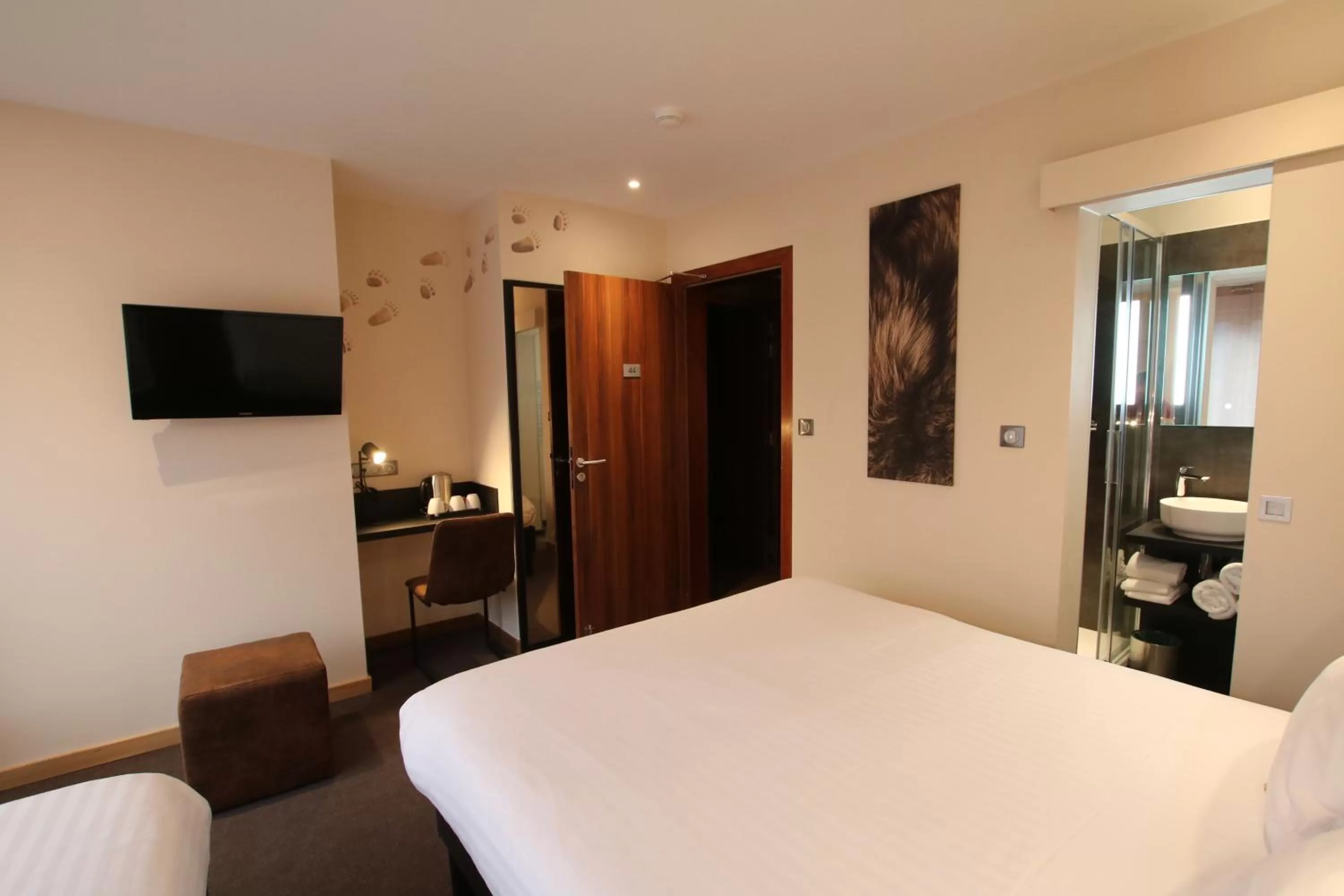 Photo of the whole room, Bed in Les Loges Du Parc