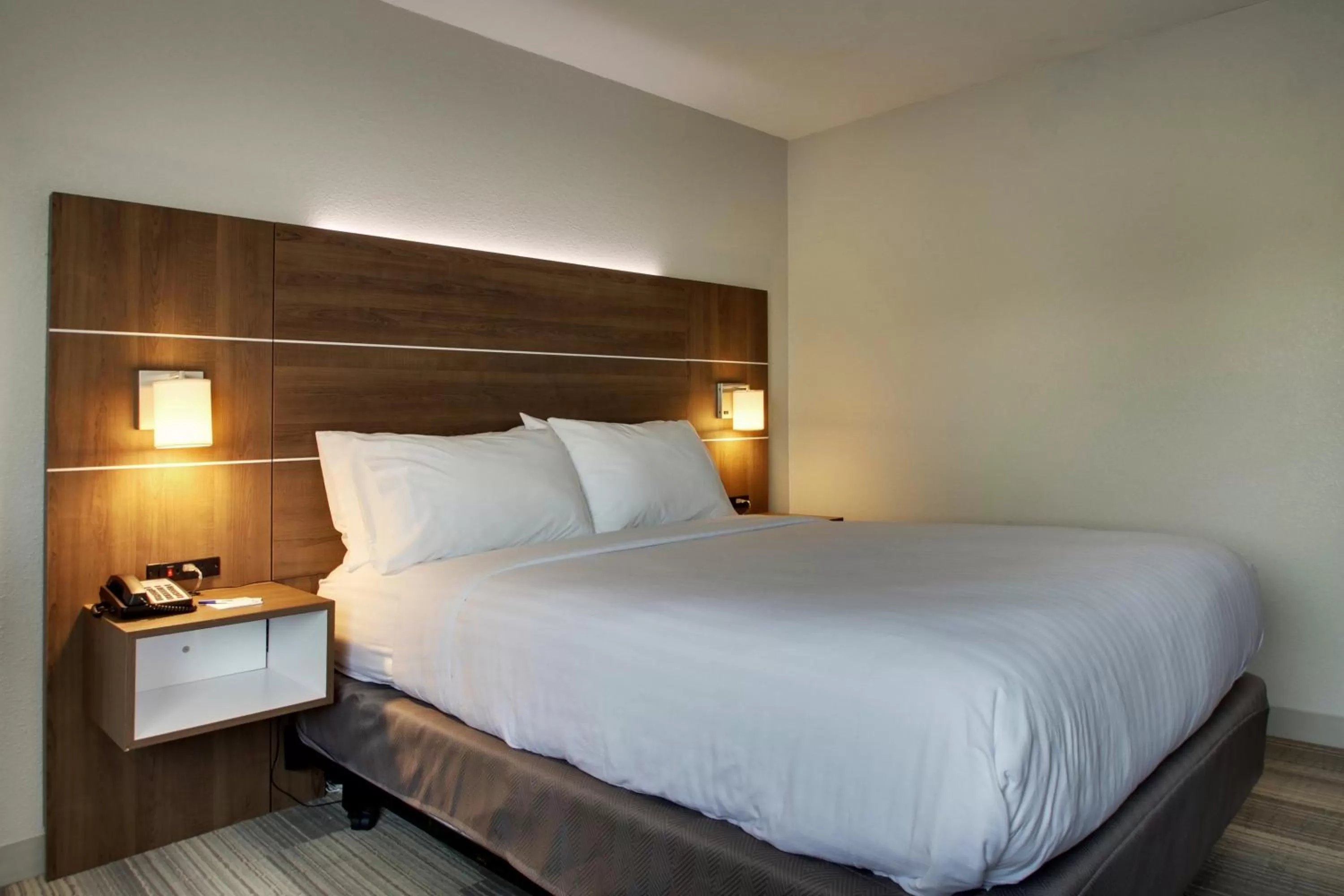 Photo of the whole room, Bed in Holiday Inn Express & Suites Wapakoneta by IHG