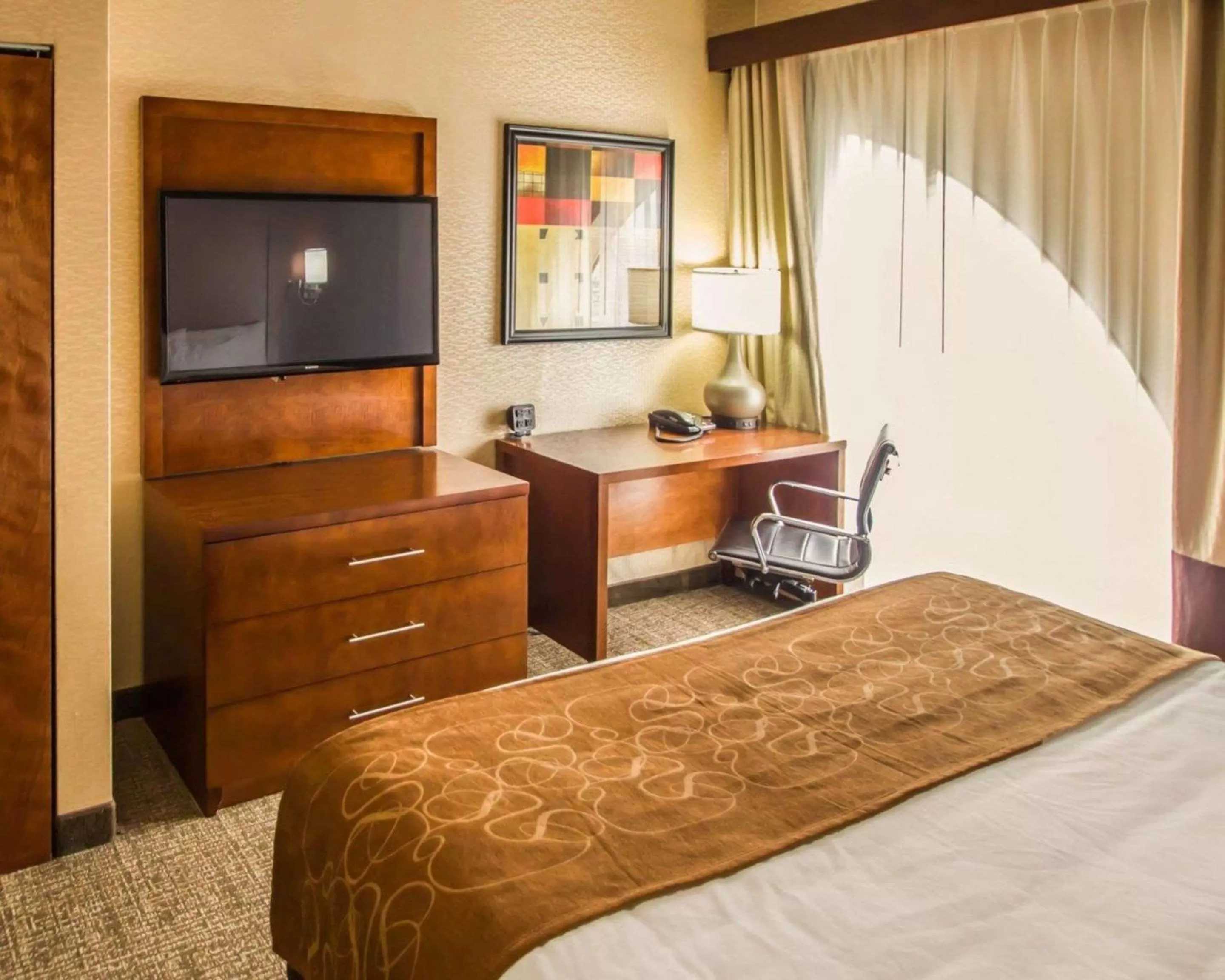 Photo of the whole room in Quality Suites NYC Gateway