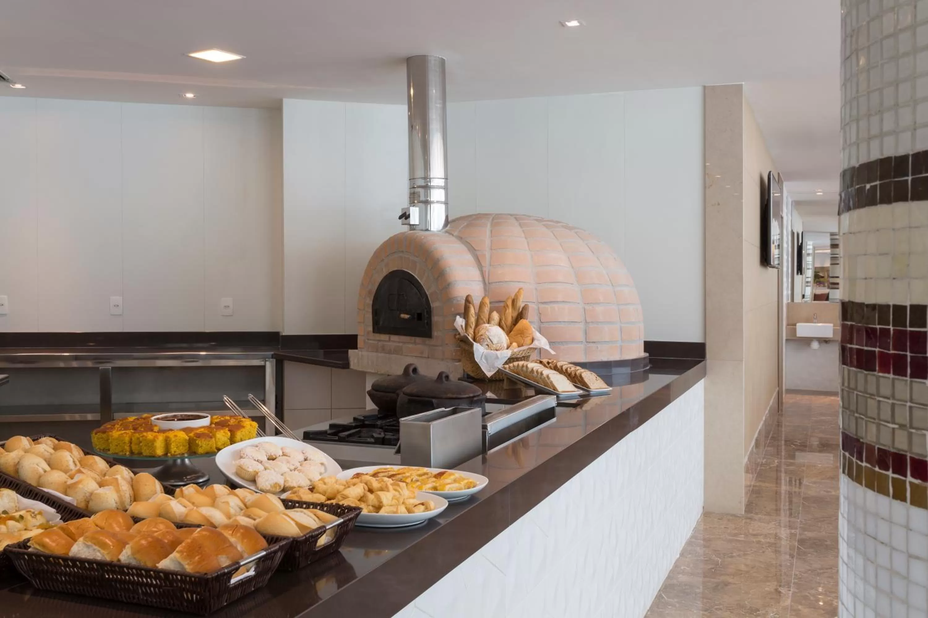 Restaurant/places to eat in Sleep Inn Praia do Canto