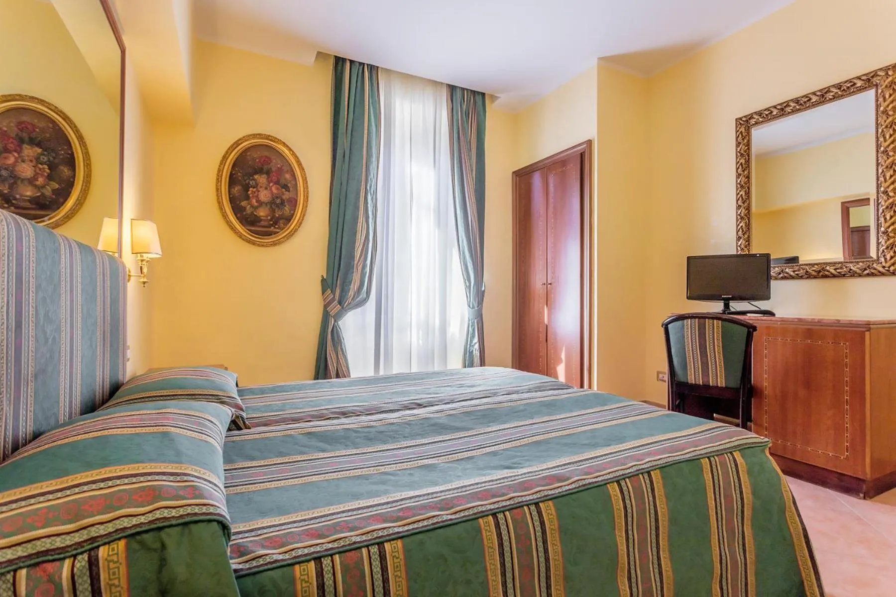 Bedroom, Bed in Raeli Hotel Noto