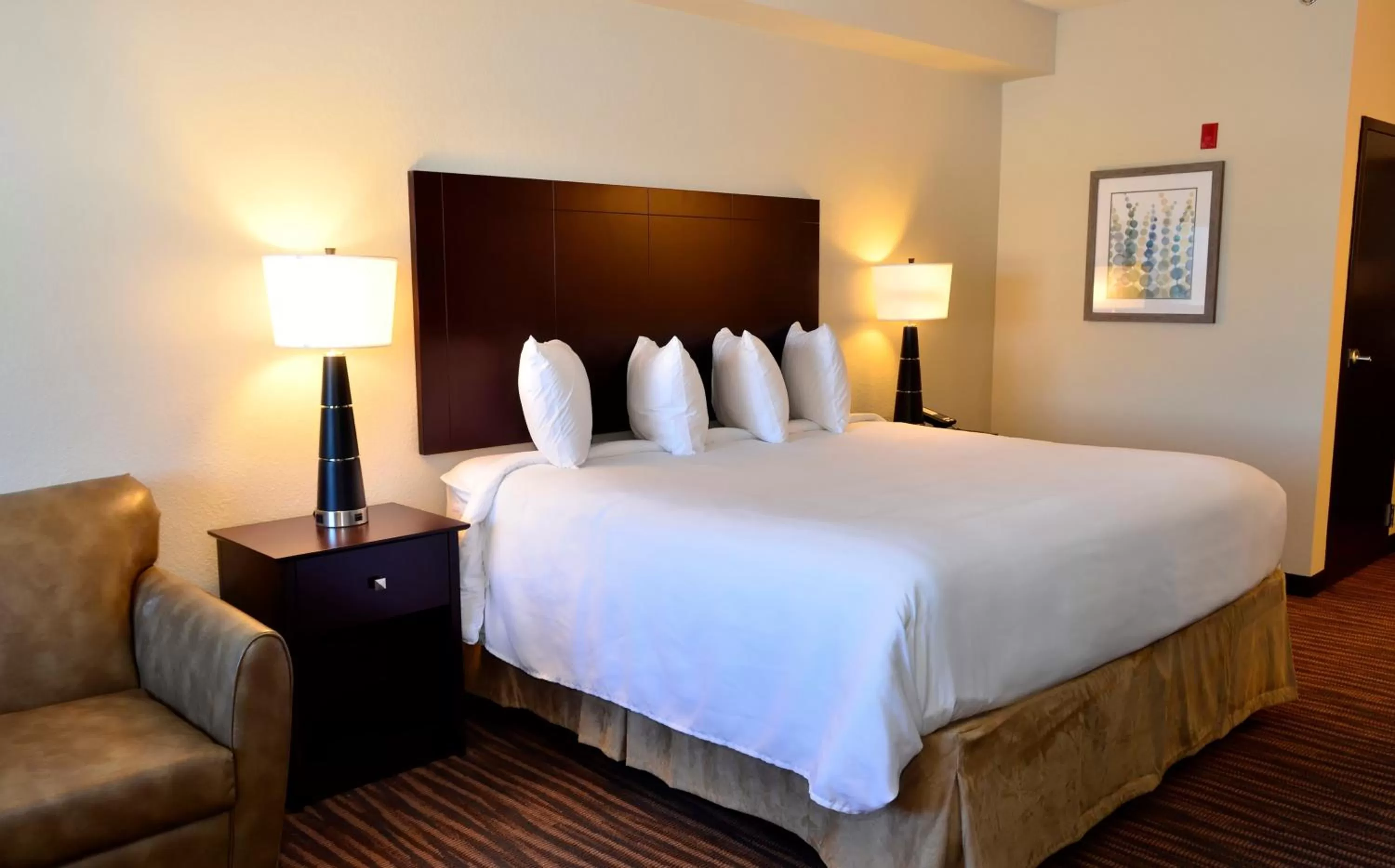 Bed in Cobblestone Inn & Suites - Holstein