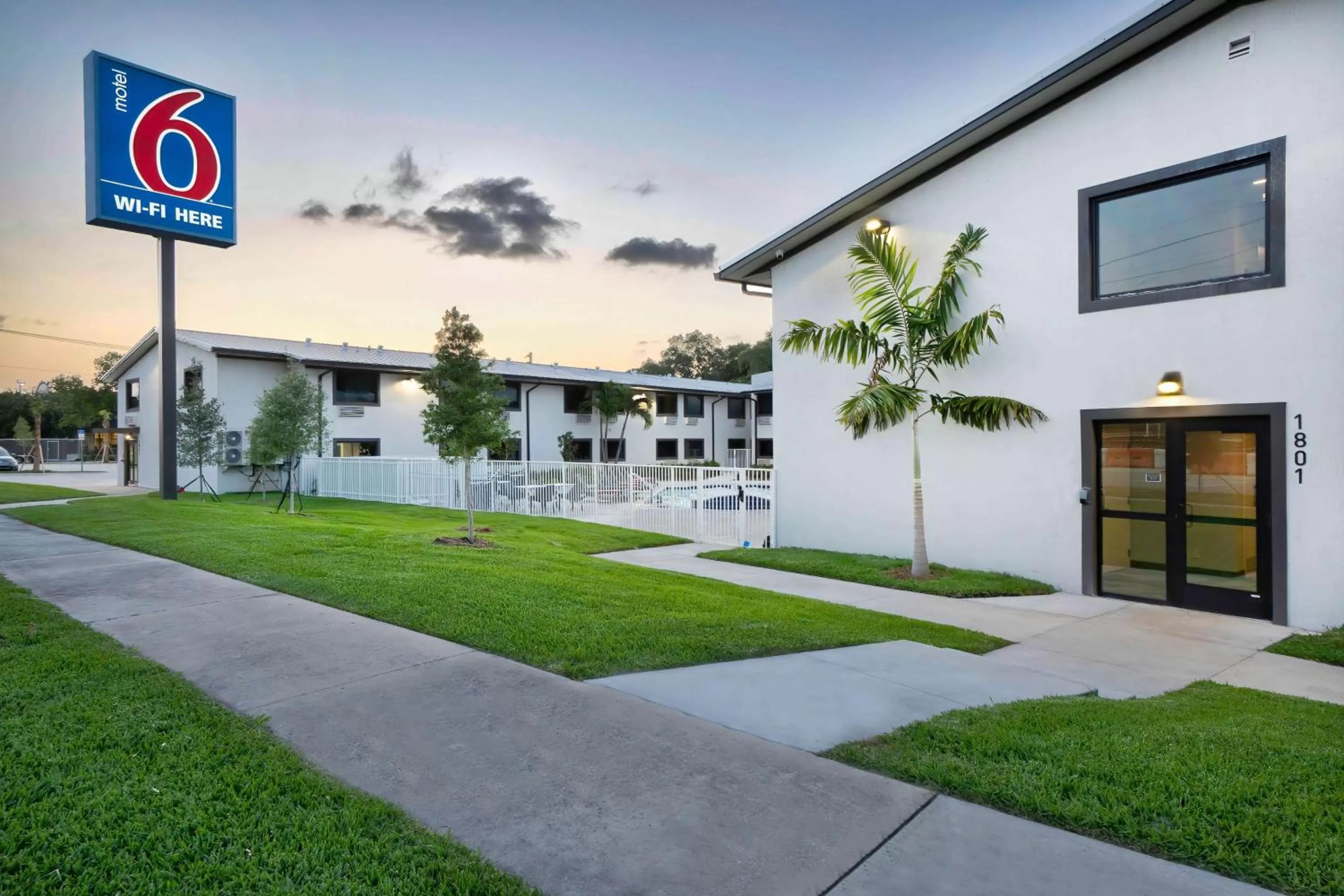 Property building in Motel 6-Fort Lauderdale, FL