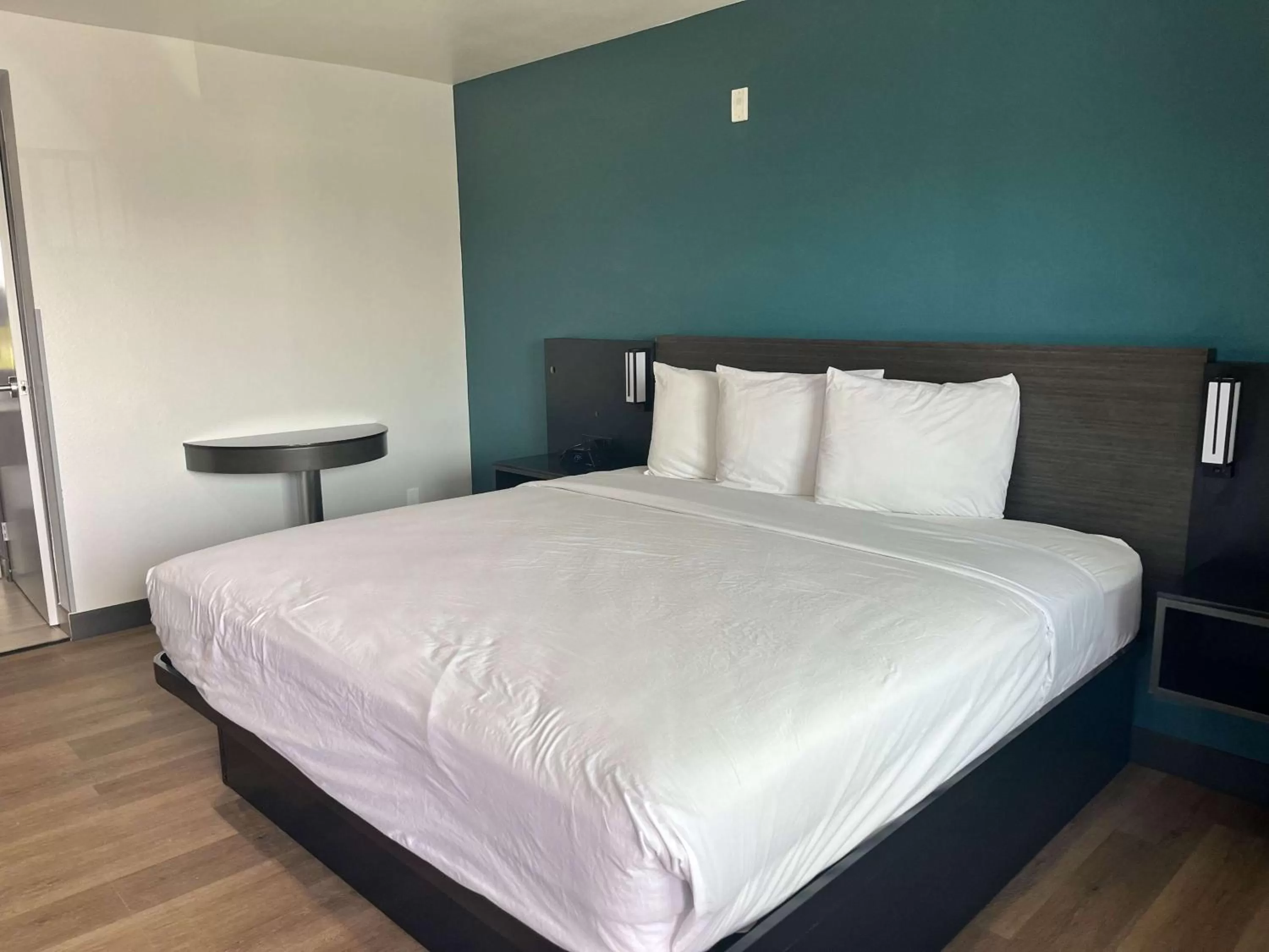 Photo of the whole room, Bed in Studio 6 Suites Escondido CA