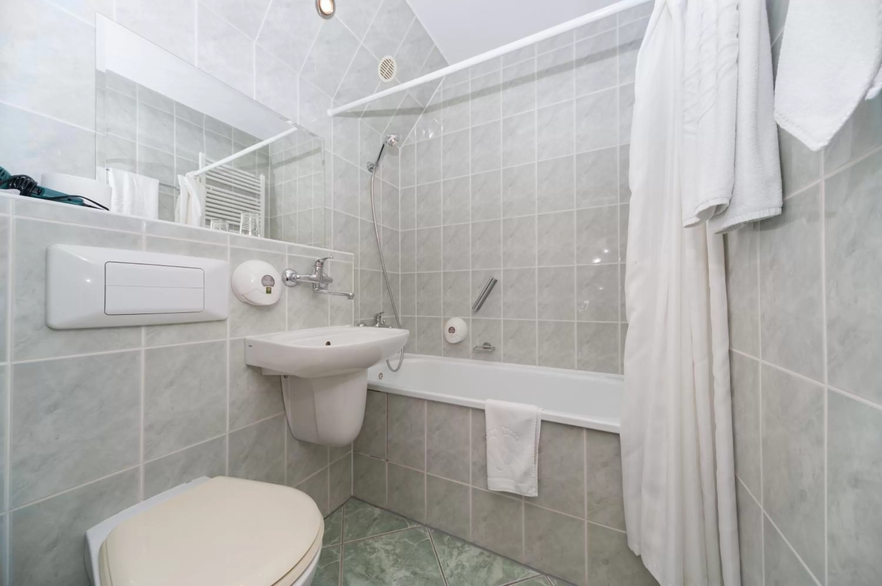 Bathroom in Hotel Gromada Pila