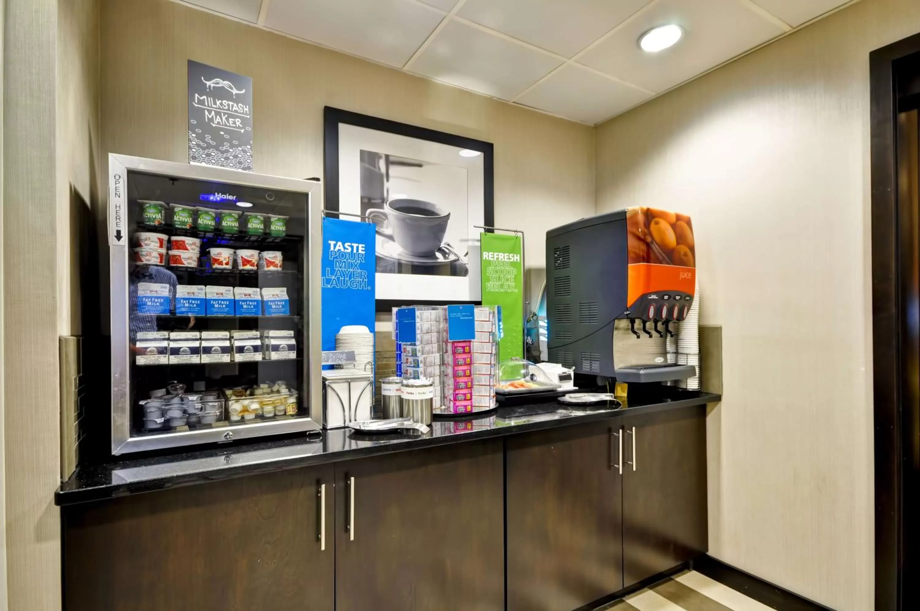 Dining area in Hampton Inn Overland Park