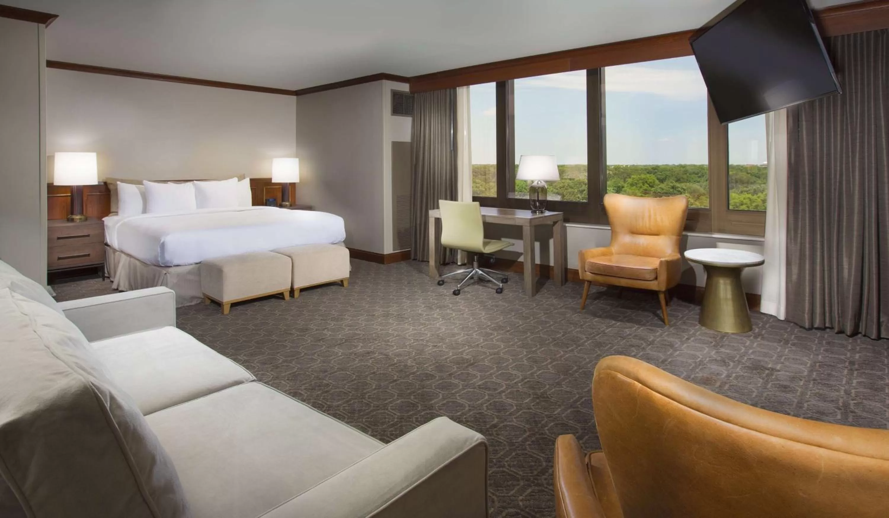Bedroom, Bed in DoubleTree by Hilton Chicago - Oak Brook