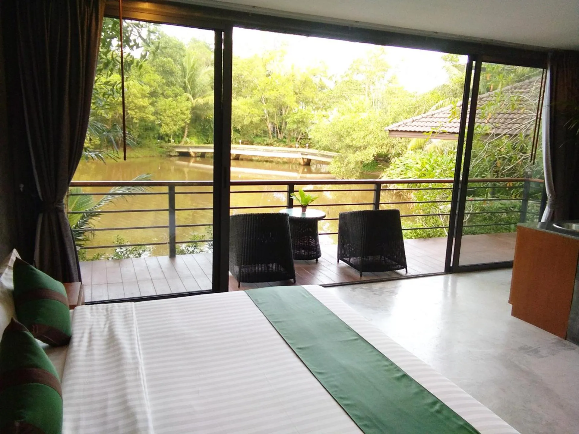 Balcony/Terrace, Bed in The Touch Green Naiyang Hotel & Fitness