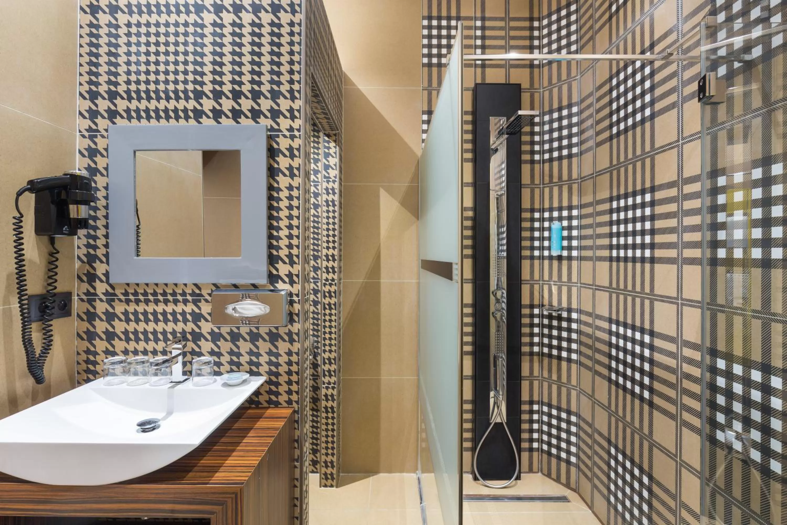 Shower in Best Western Plus Hôtel Brice Garden Nice