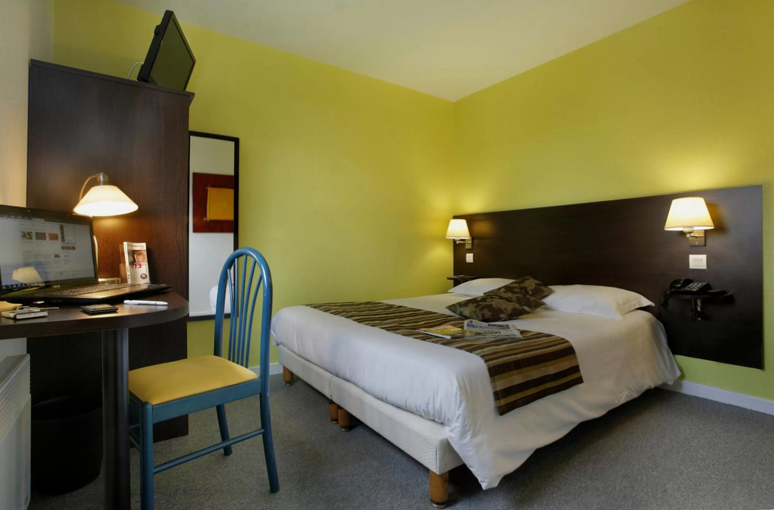 Bedroom, Bed in The Originals City, Hôtel Hélios, Roanne Nord