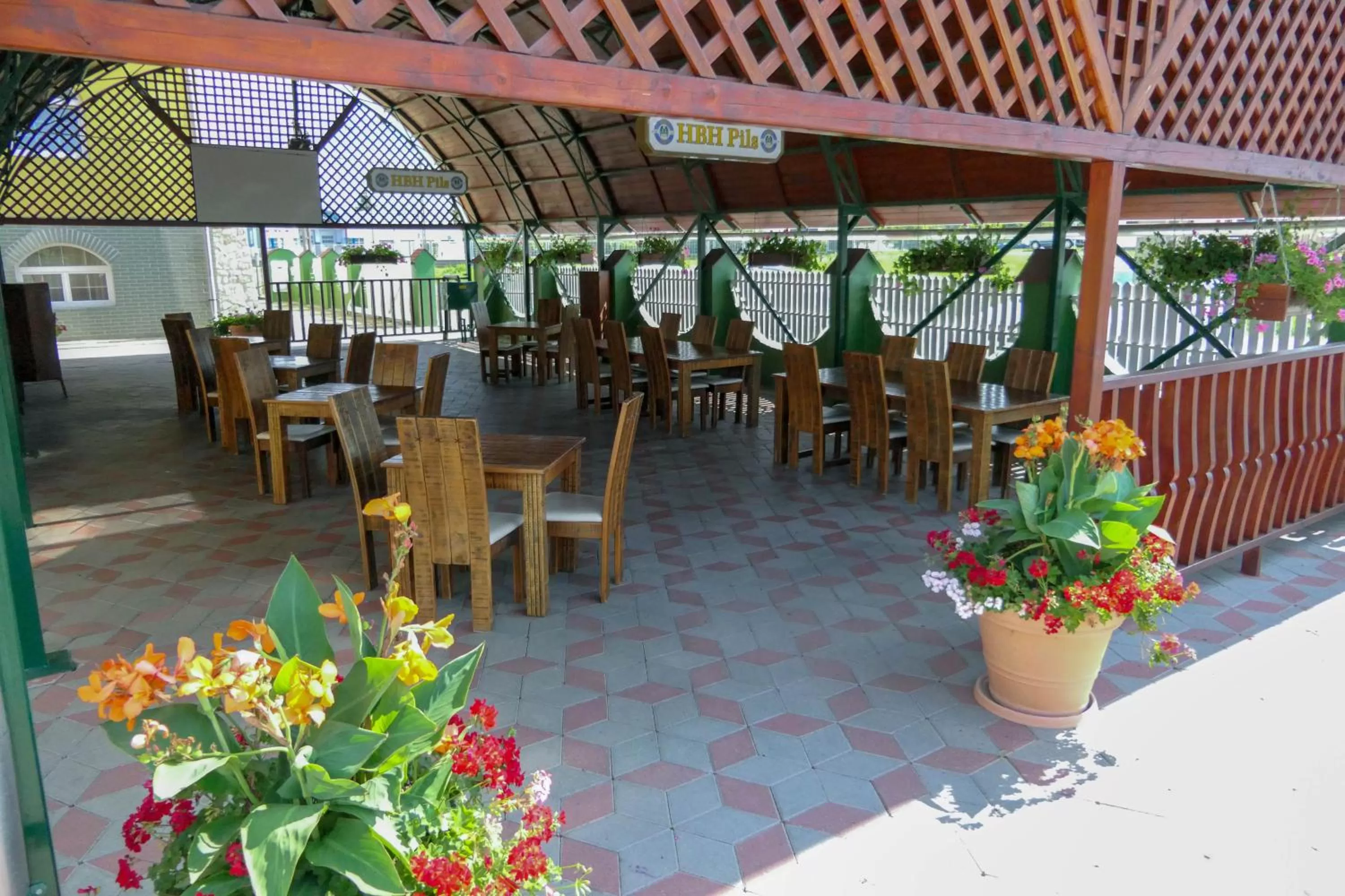 Restaurant/places to eat in HBH Bajor Sörház Sólyomfészek Panzió